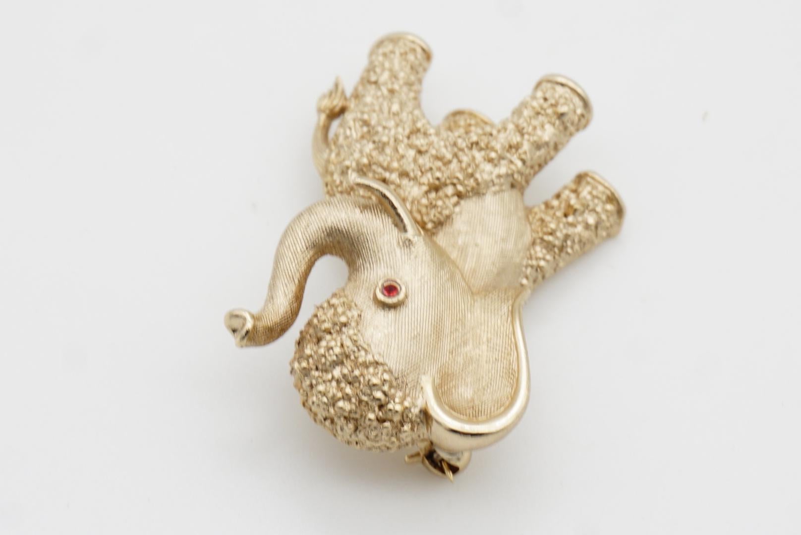 Trifari Broche vintage en or avec œil d'éléphant en cristal et rubis rouge « Baby Elephant », années 1950 en vente 5