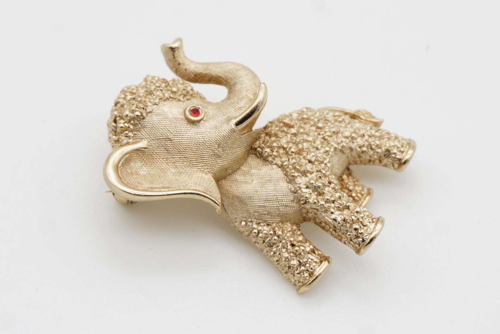 Trifari Broche vintage en or avec œil d'éléphant en cristal et rubis rouge « Baby Elephant », années 1950 en vente 6
