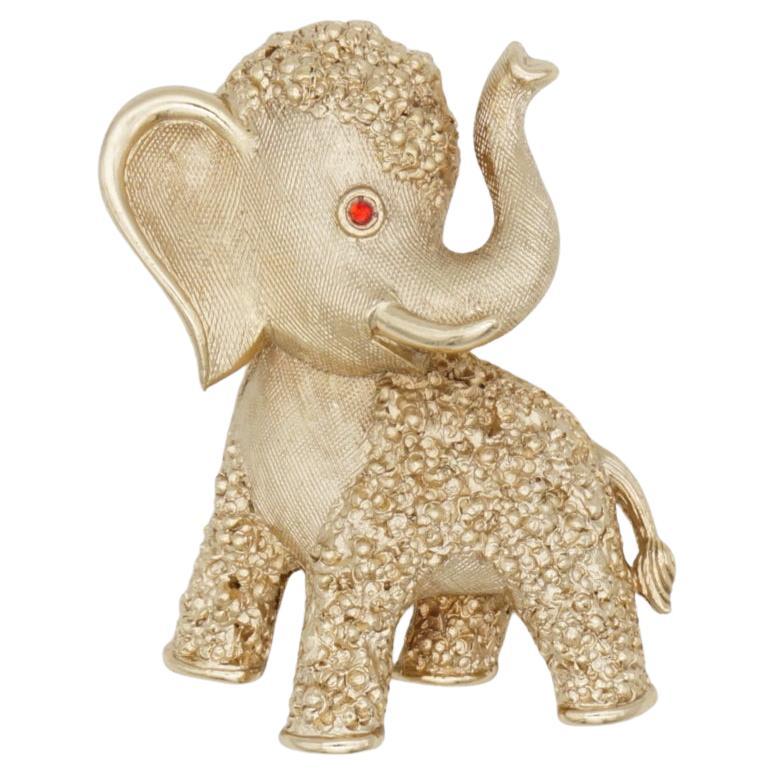 Crown Trifari Vintage 1950s Vivid Cute Baby Elephant Red Ruby Crystal Eye Brooch, Gold Tone

Très bon état. 100% authentique.

Une très belle broche, signée au dos.

MATERIAL : Métal doré, strass.

Taille : 3,8*2,5 cm.

Poids : 13 g.

Trifari a créé