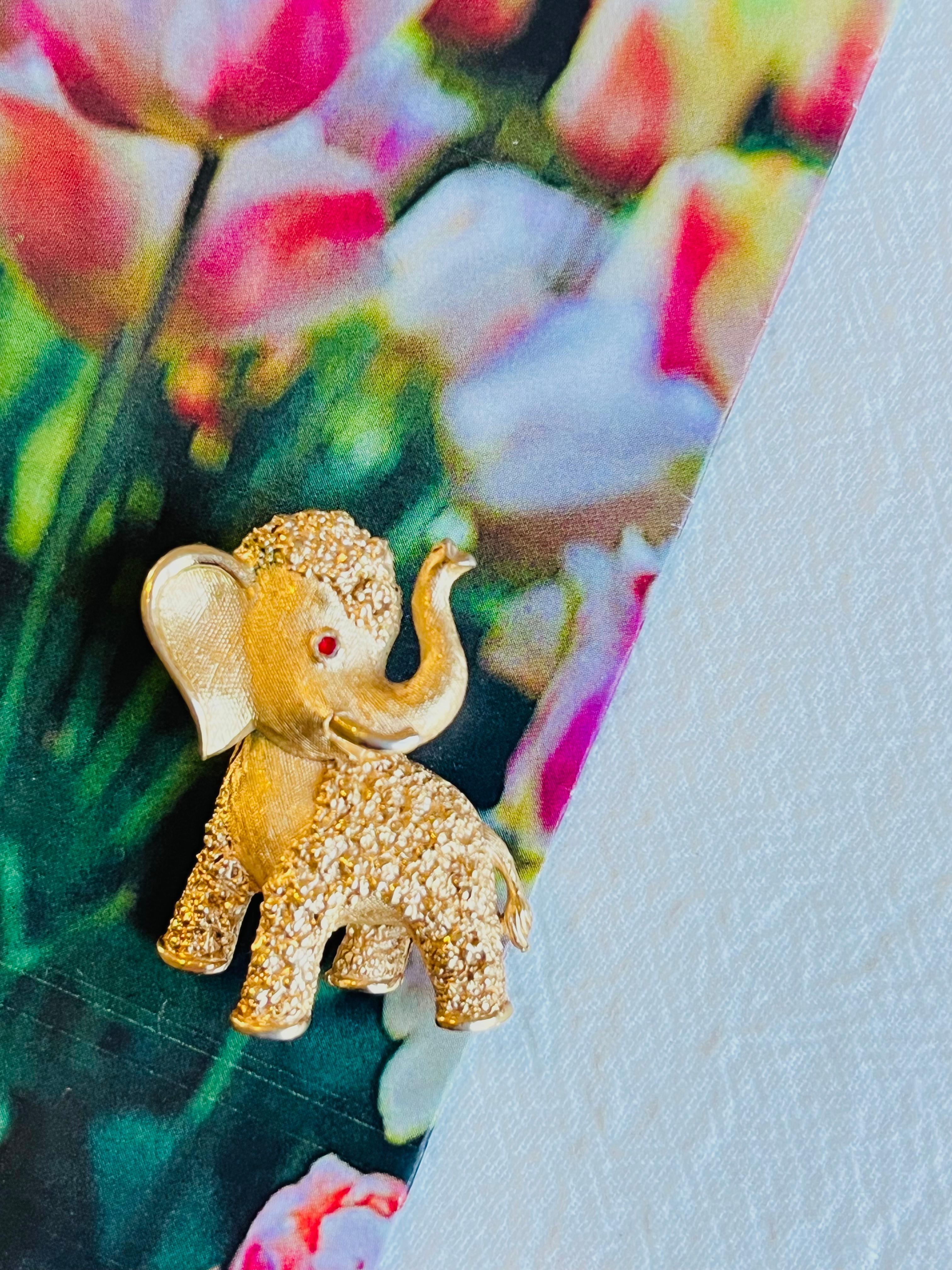 Anglo-indien Trifari Broche vintage en or avec œil d'éléphant en cristal et rubis rouge « Baby Elephant », années 1950 en vente