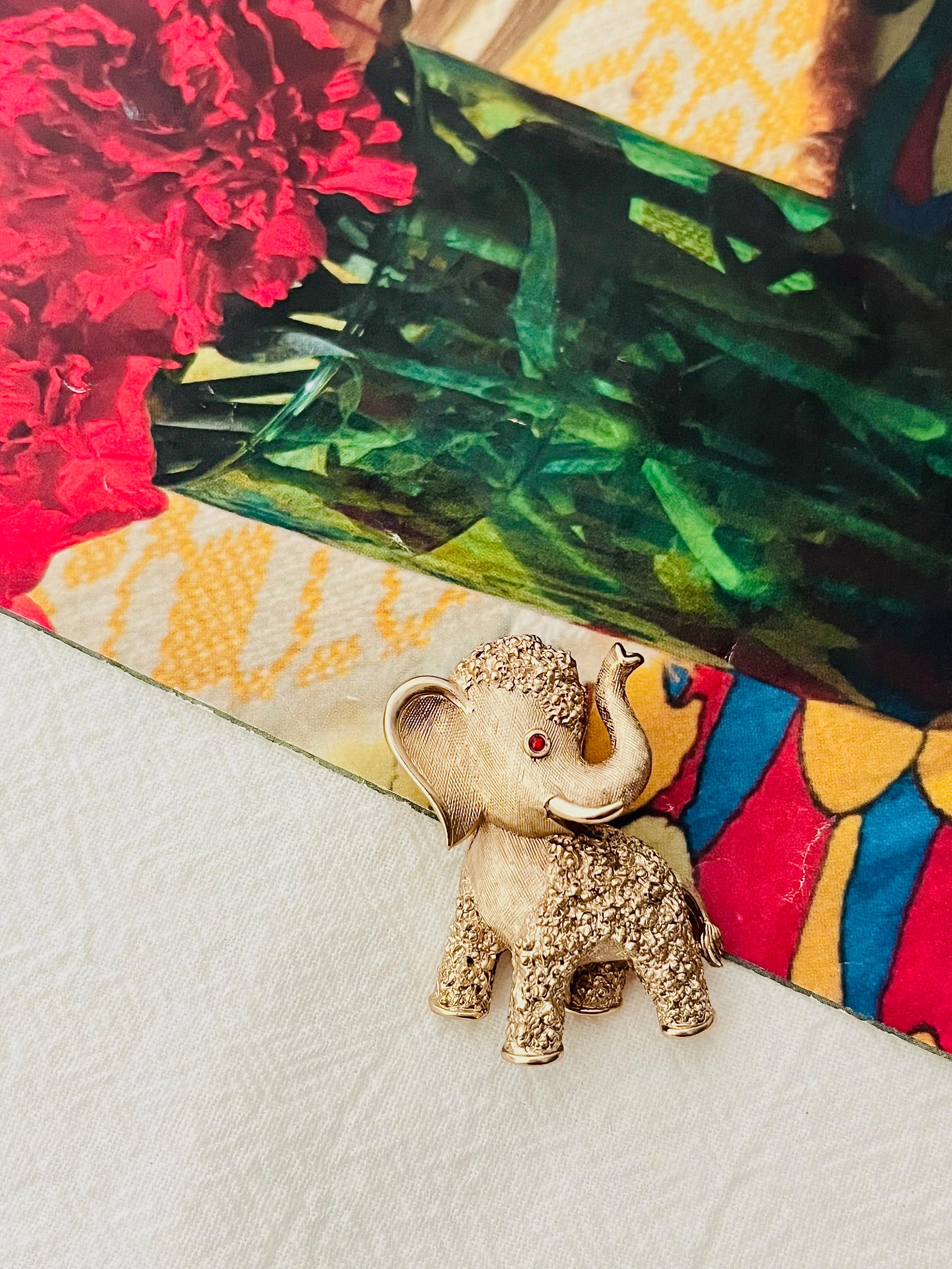 Art déco Trifari Broche vintage en or avec œil d'éléphant en cristal et rubis rouge « Baby Elephant », années 1950 en vente