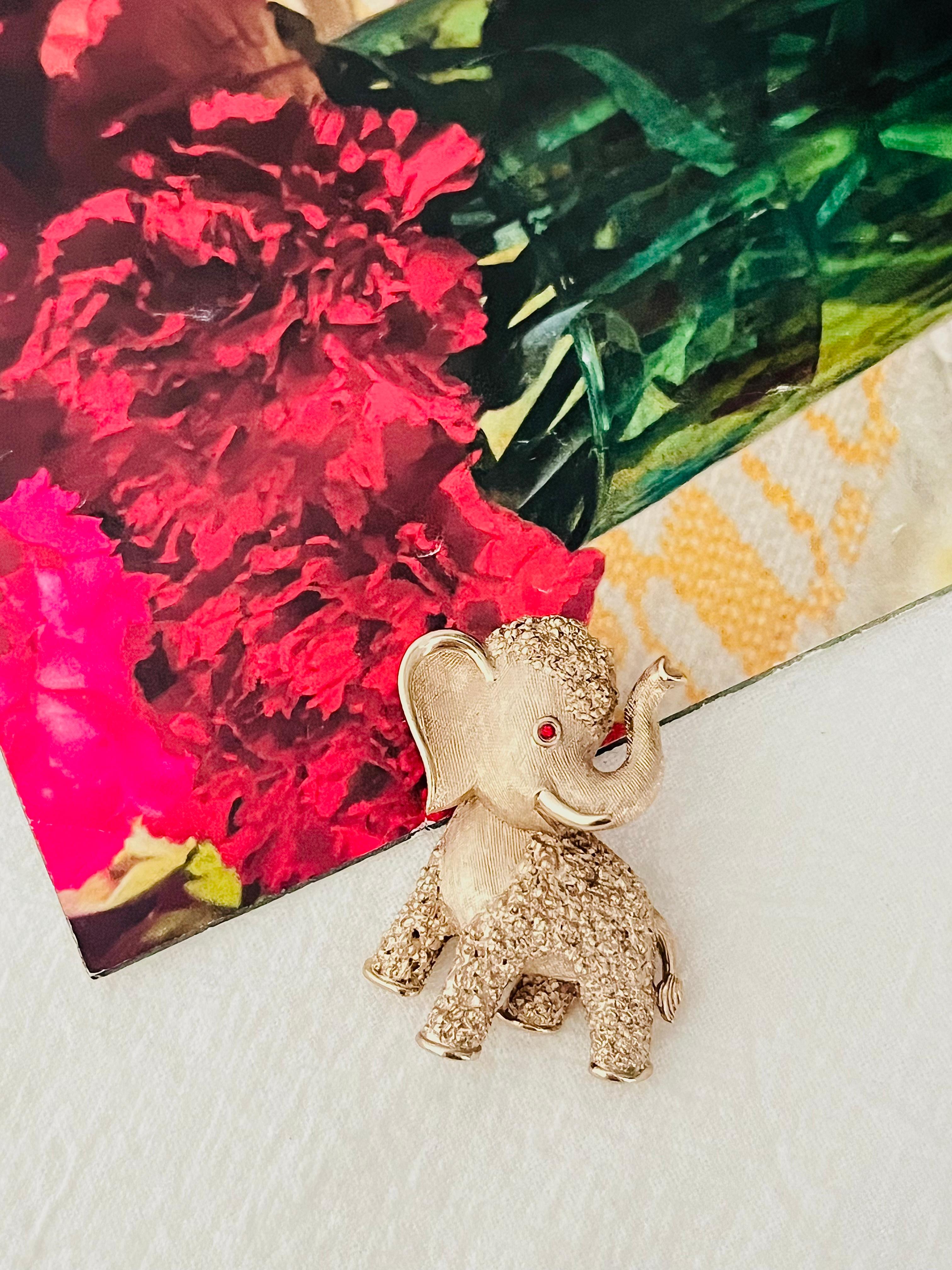 Trifari Broche vintage en or avec œil d'éléphant en cristal et rubis rouge « Baby Elephant », années 1950 Bon état - En vente à Wokingham, England