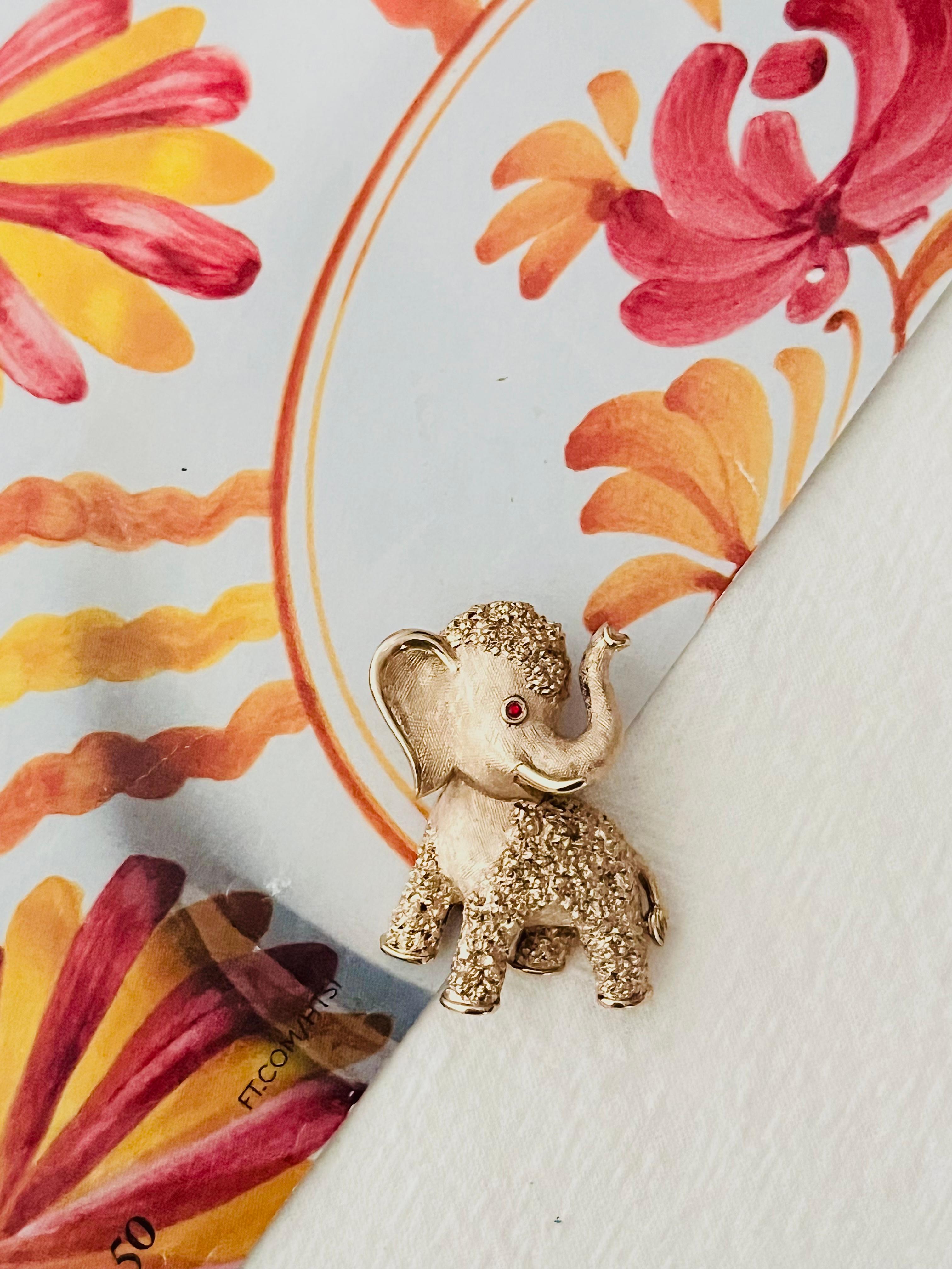 Trifari Broche vintage en or avec œil d'éléphant en cristal et rubis rouge « Baby Elephant », années 1950 Unisexe en vente