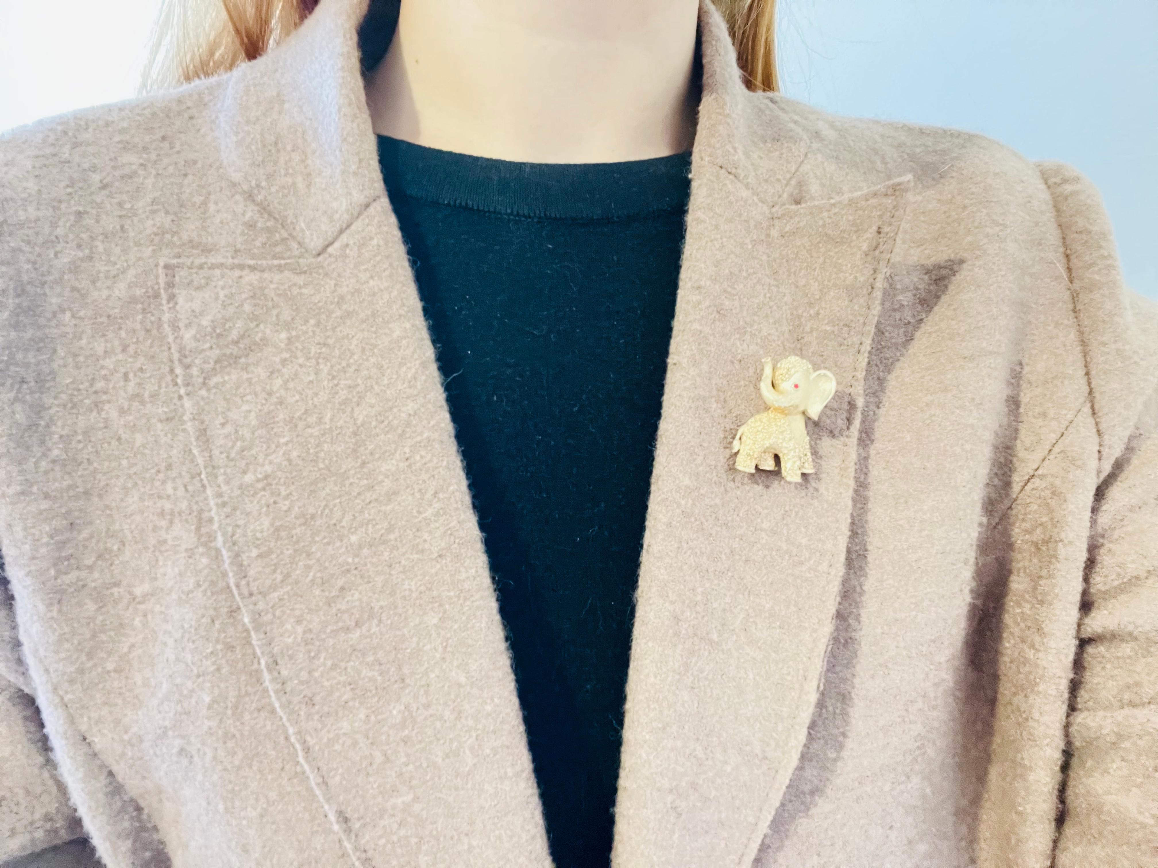 Trifari Broche vintage en or avec œil d'éléphant en cristal et rubis rouge « Baby Elephant », années 1950 en vente 1