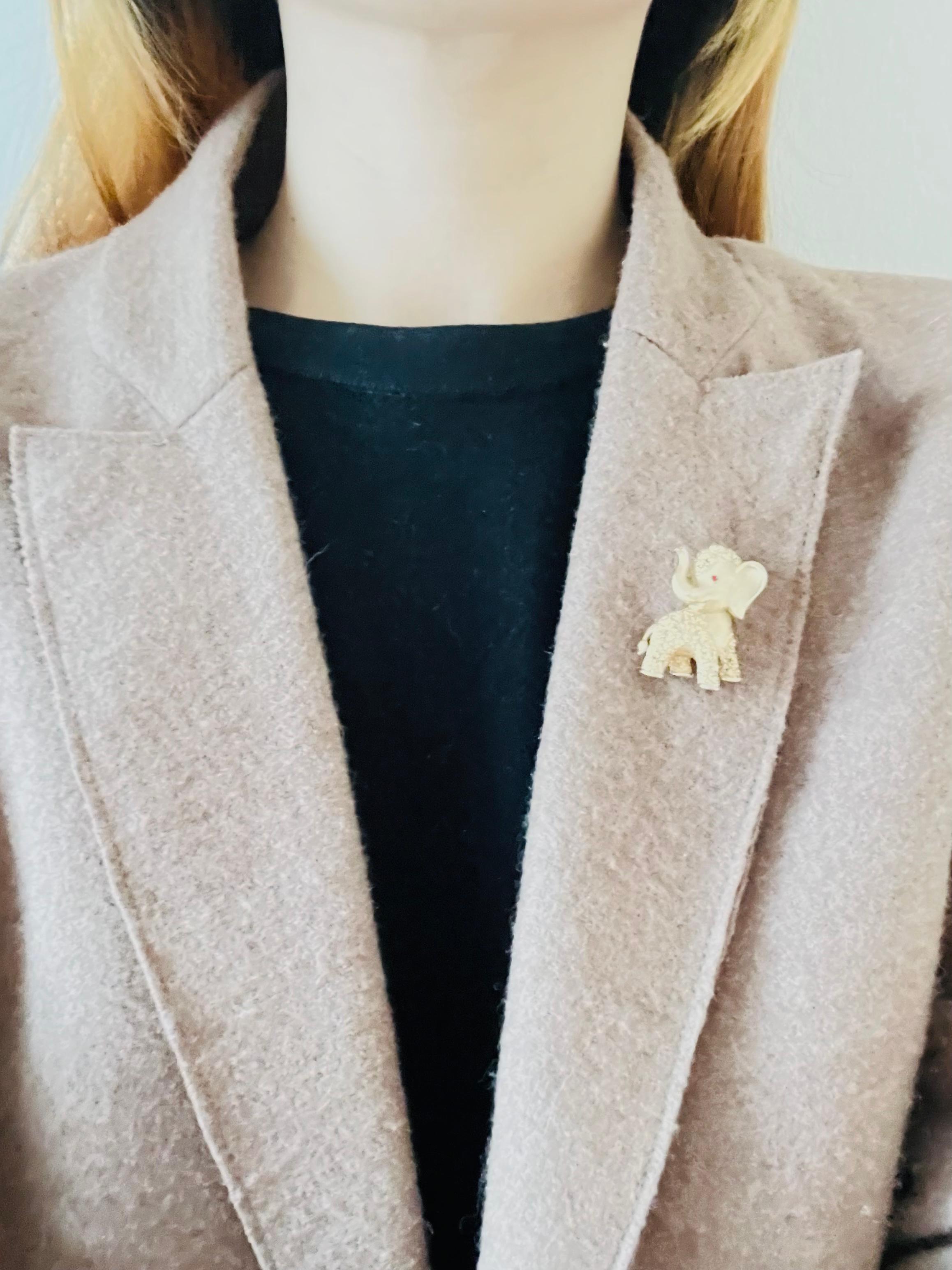 Trifari Broche vintage en or avec œil d'éléphant en cristal et rubis rouge « Baby Elephant », années 1950 en vente 2
