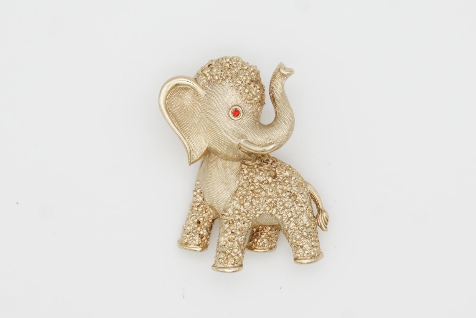 Trifari Broche vintage en or avec œil d'éléphant en cristal et rubis rouge « Baby Elephant », années 1950 en vente 3