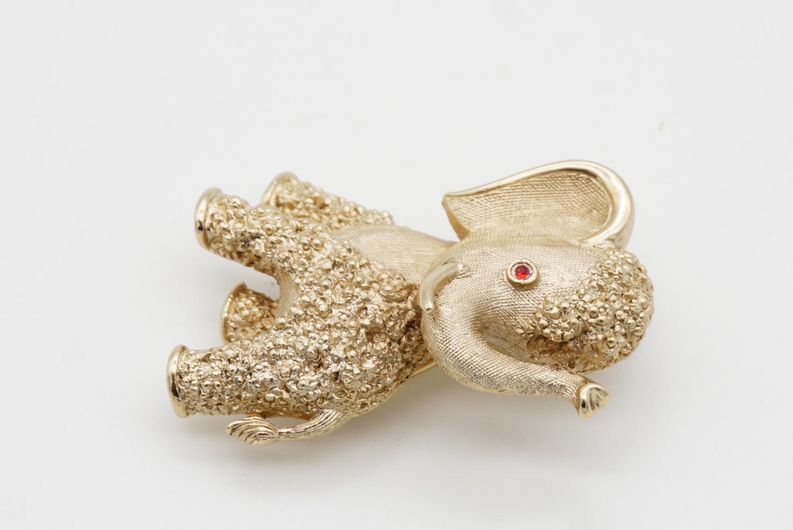 Trifari Broche vintage en or avec œil d'éléphant en cristal et rubis rouge « Baby Elephant », années 1950 en vente 4