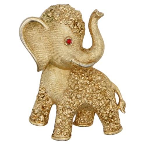 Trifari Broche vintage en or avec œil d'éléphant en cristal et rubis rouge « Baby Elephant », années 1950 en vente