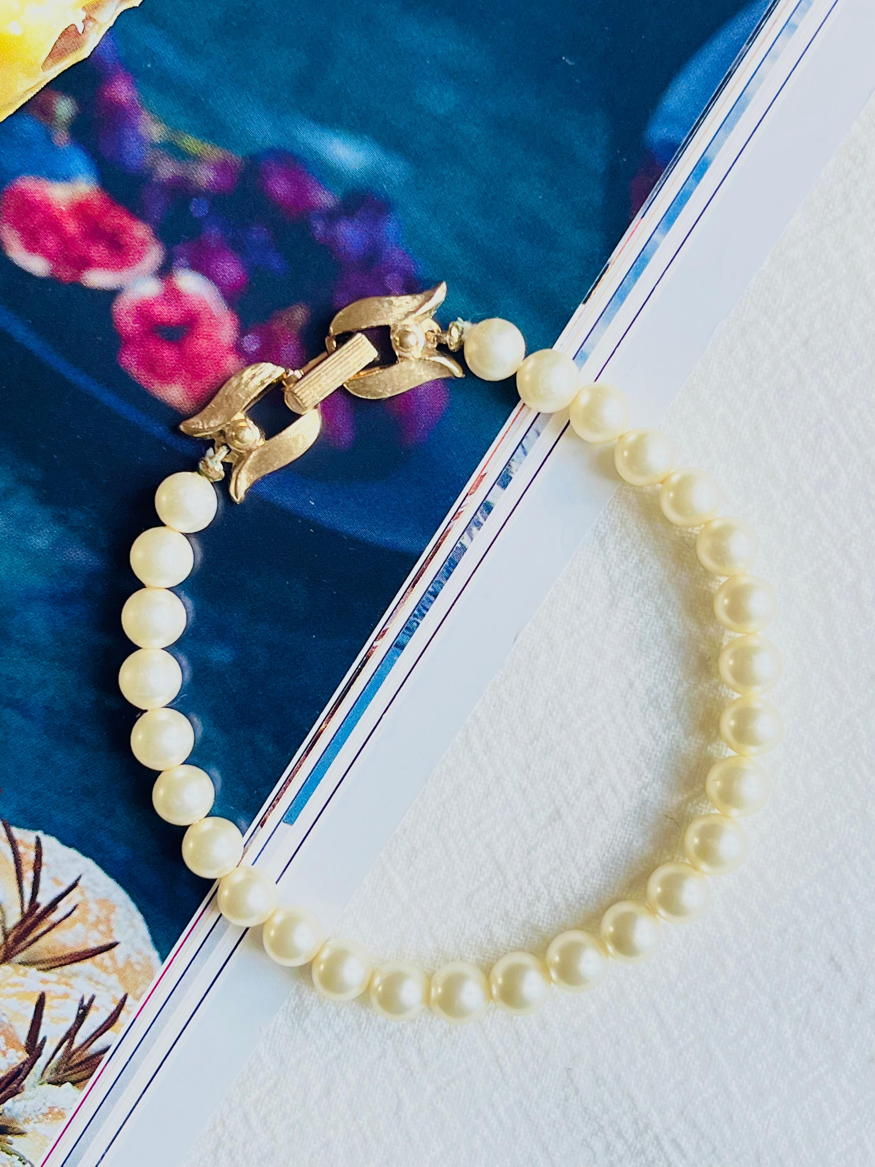 Very good condition. 100% genuine.

Some light scratches, some peel off at near clamp's faux pearls.

A very beautiful bracelet, signed at the back.

Size: 19 cm.

Weight: 12 g.

Crown Trifari created some of the most desirable costume jewellery of