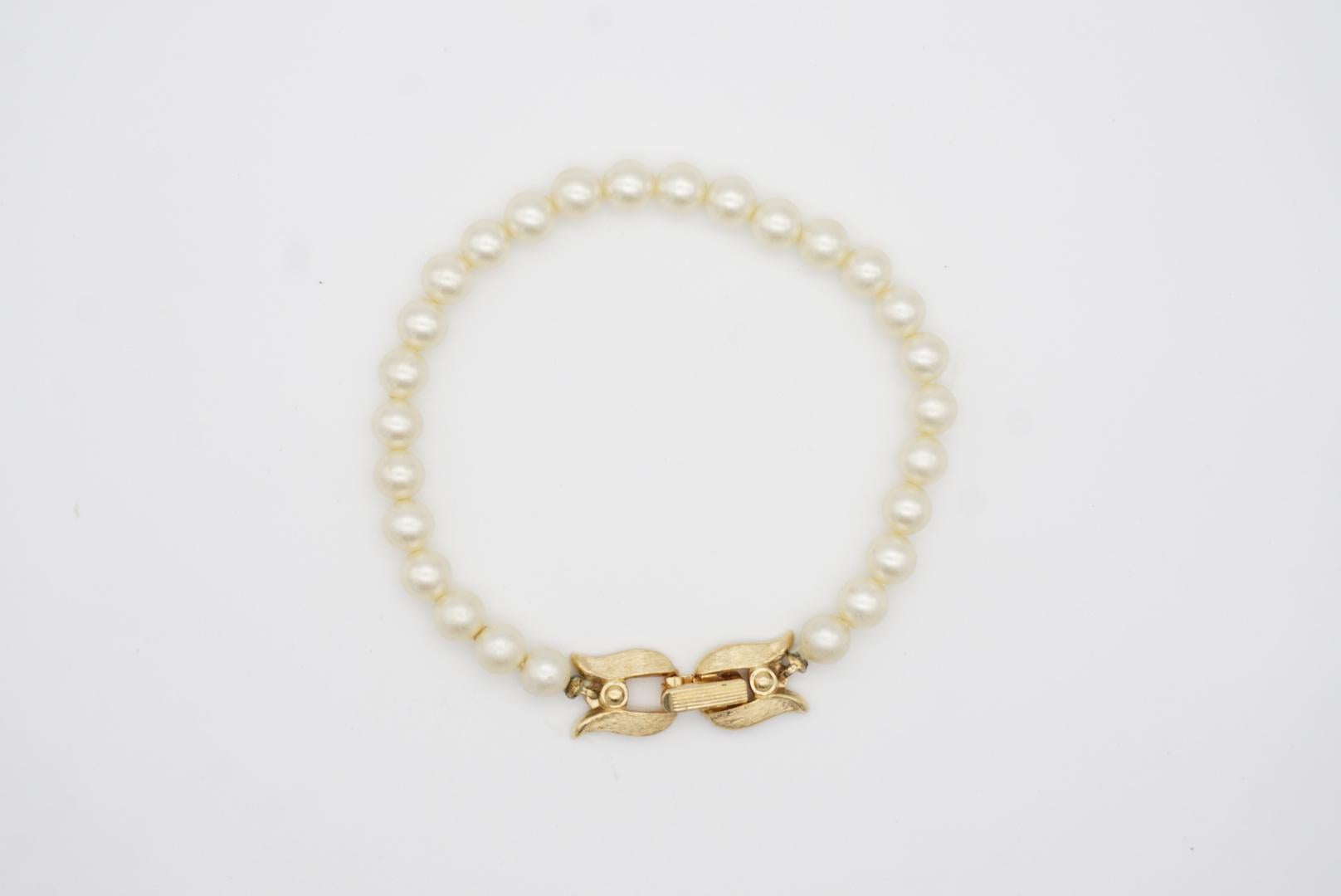 Crown Trifari Vintage 1950s White Beaded Round Pearls Tennis Elegant Bracelet In Good Condition For Sale In Wokingham, England