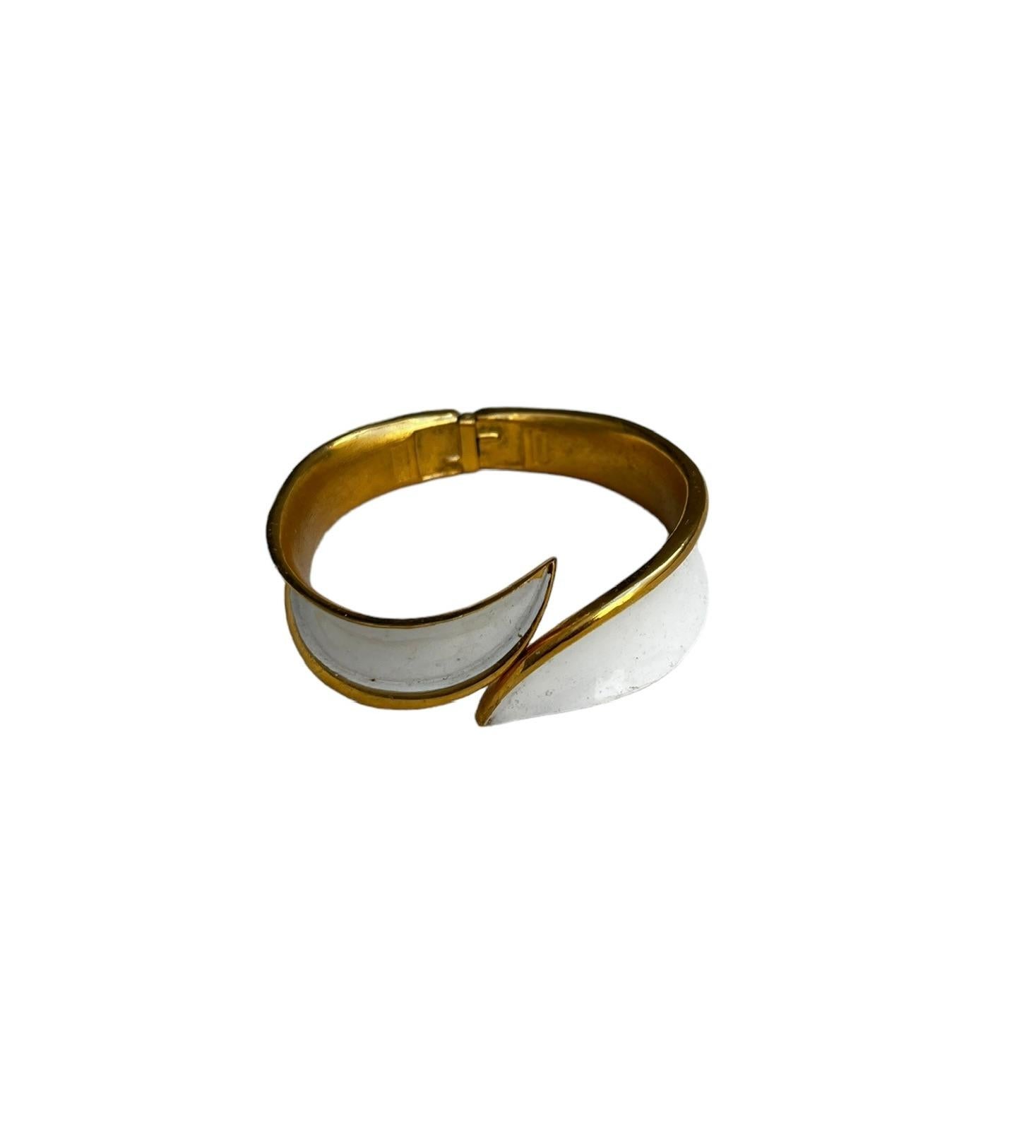 Bracciale Crown Trifari con smalto bianco e oro, CIRCA ANNI 50 In condizioni buone in vendita a Brooklyn, NY