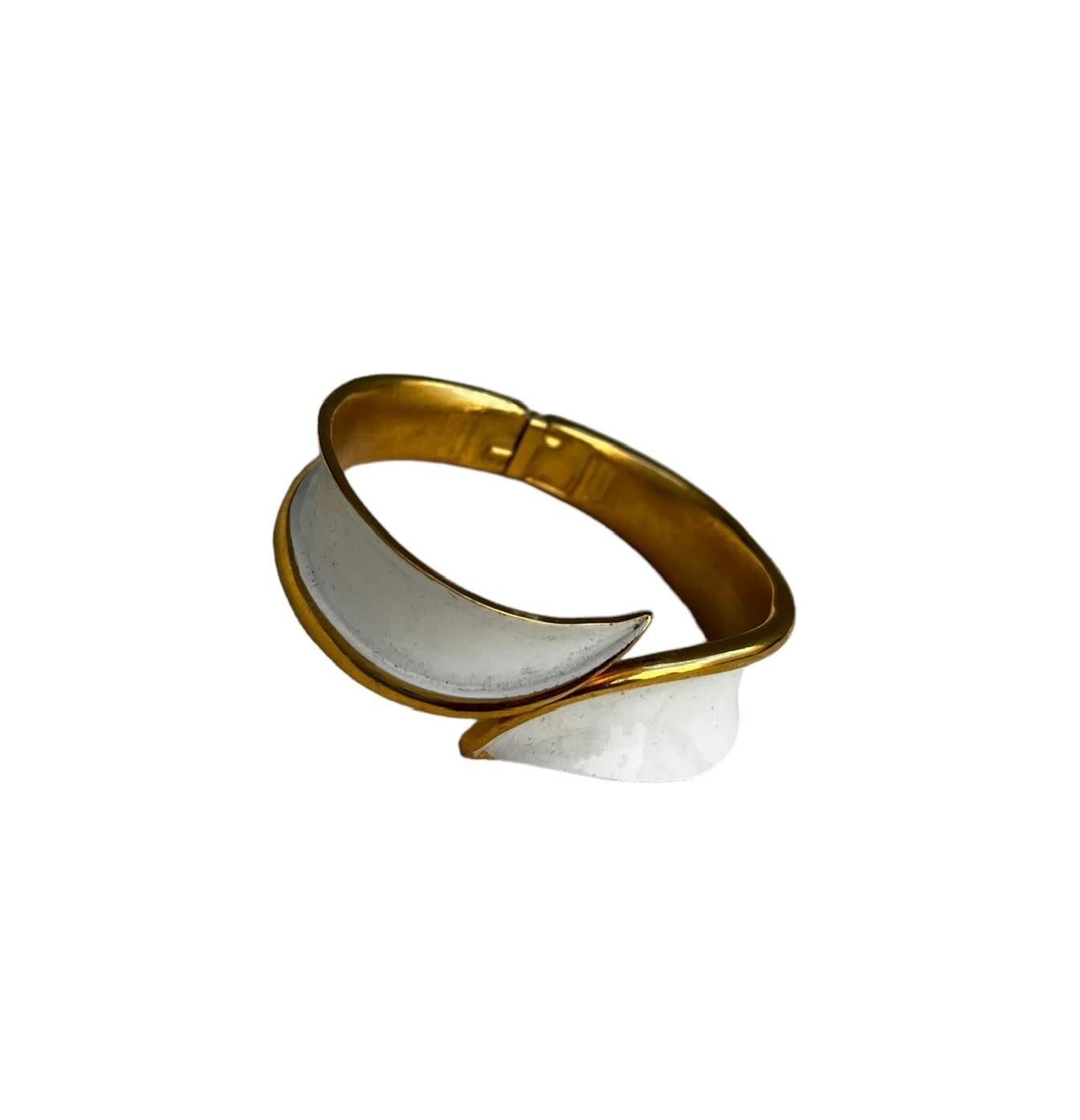 Donna Bracciale Crown Trifari con smalto bianco e oro, CIRCA ANNI 50 in vendita