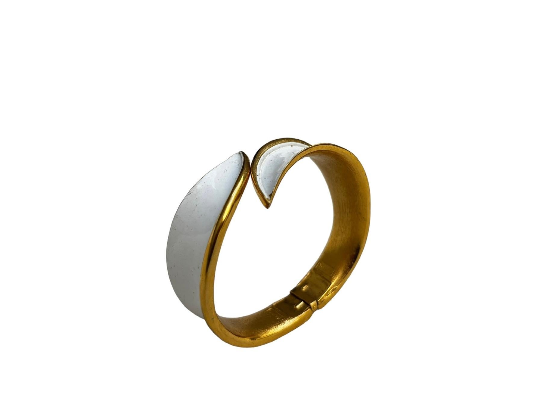 Bracciale Crown Trifari con smalto bianco e oro, CIRCA ANNI 50 in vendita 1