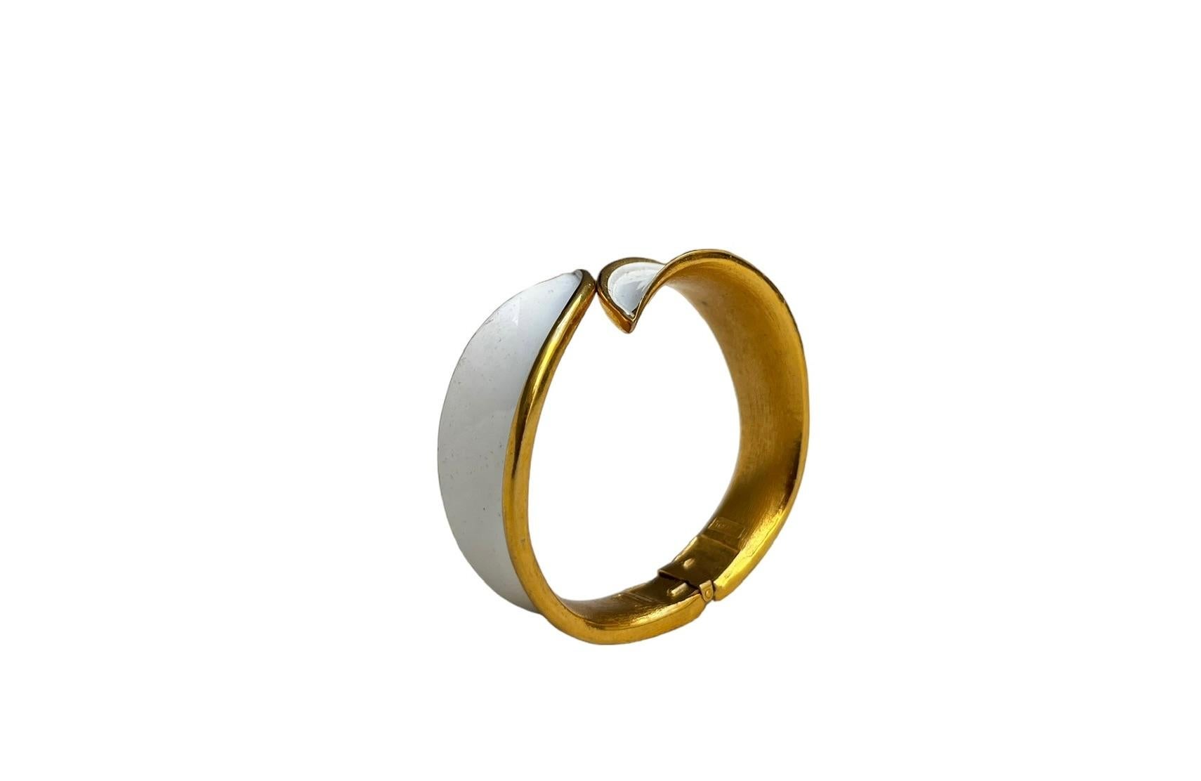 Bracciale Crown Trifari con smalto bianco e oro, CIRCA ANNI 50 in vendita 2