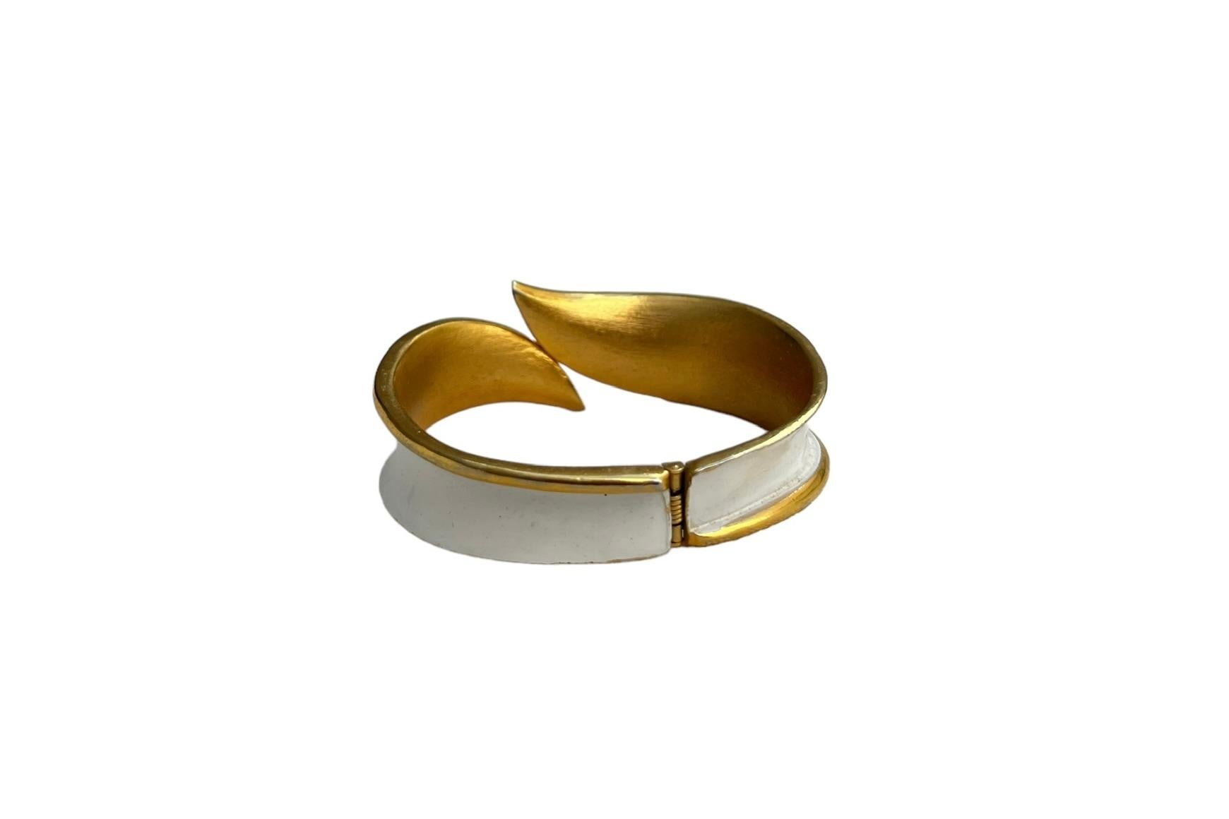 Bracciale Crown Trifari con smalto bianco e oro, CIRCA ANNI 50 in vendita 3