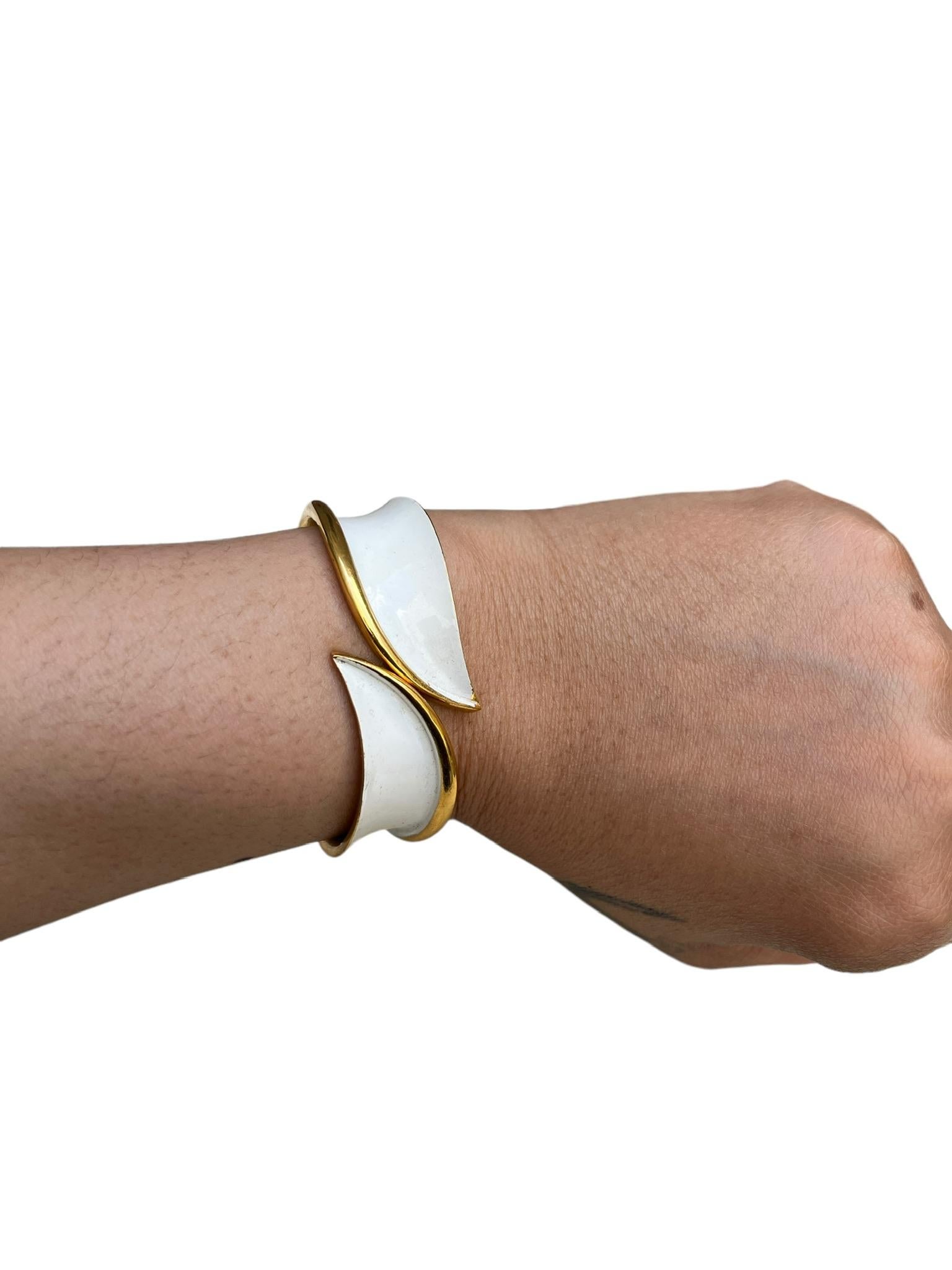Bracciale Crown Trifari con smalto bianco e oro, CIRCA ANNI 50 in vendita 4
