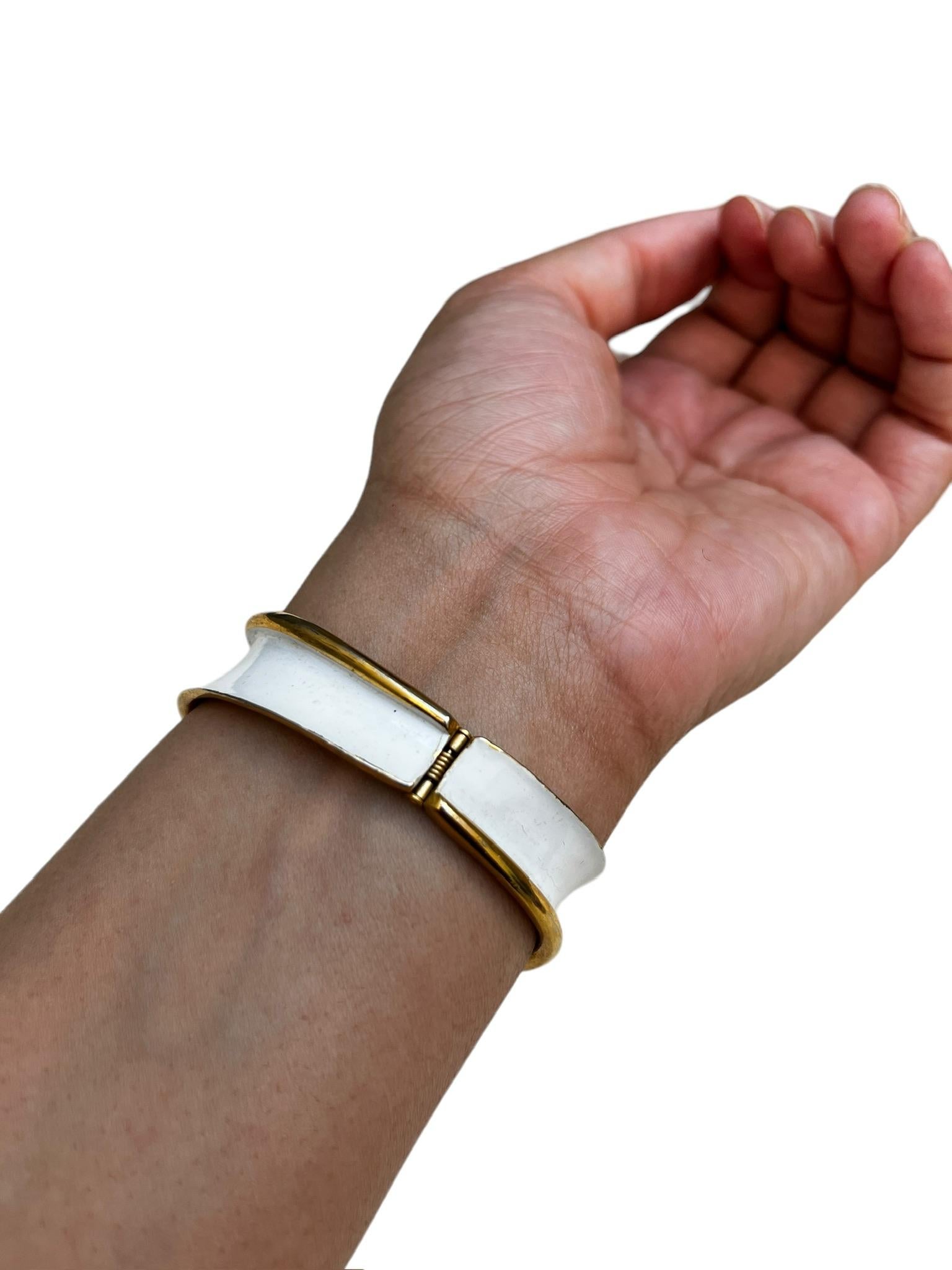 Bracciale Crown Trifari con smalto bianco e oro, CIRCA ANNI 50 in vendita 5