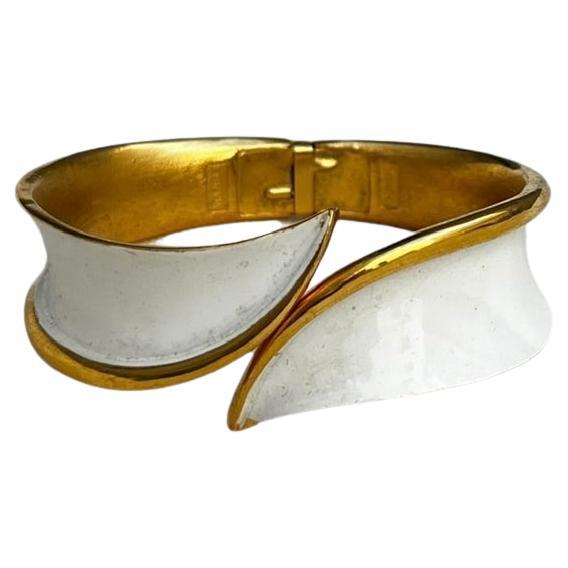 Crown Trifari Armband aus weißer Emaille und Gold mit Klappverschluss, ca. 1950er Jahre