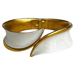 Corona Trifari Esmalte blanco y oro Clamper Pulsera, Circa 1950s