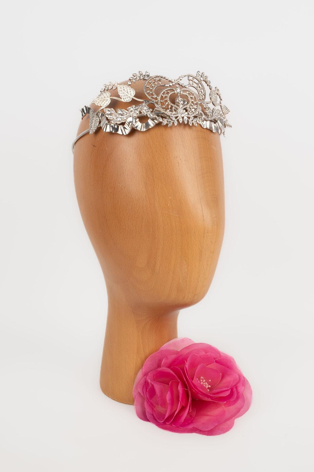 Inconnu - Bijou de tête en métal argenté orné de strass. A signaler, quelques strass manquants.

Informations complémentaires :
Condit : Bon état
Dimensions : Longueur : 36 cm

Référence du vendeur : ACC239