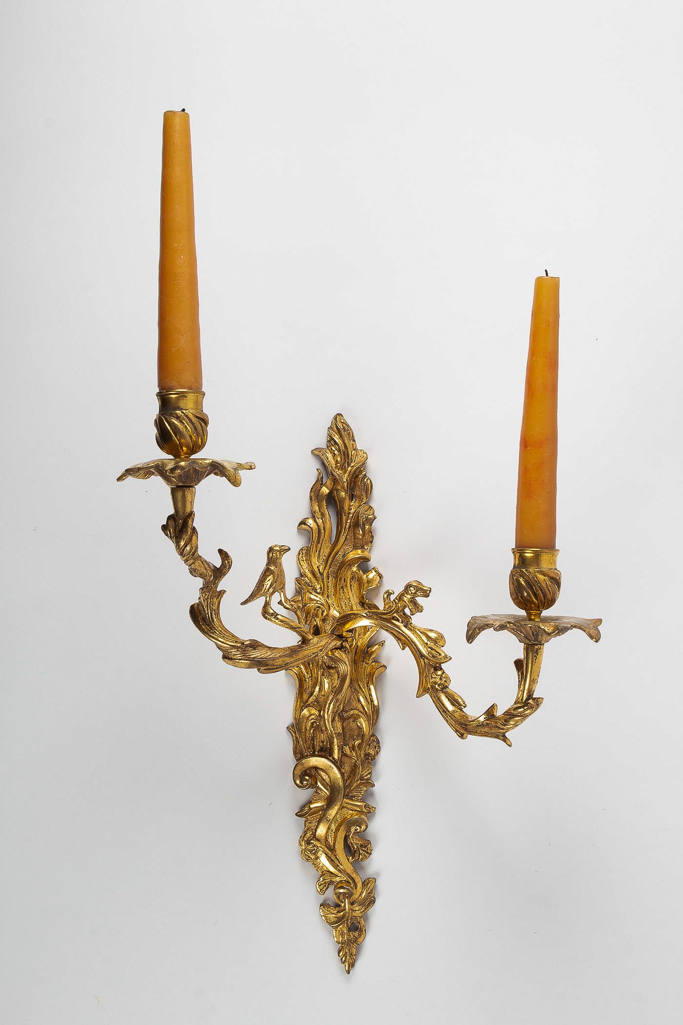 Crowned C Mark, Rare Pair of Hunting Design Ormolu Louis XV Period Sconces In Good Condition For Sale In Saint Ouen, FR