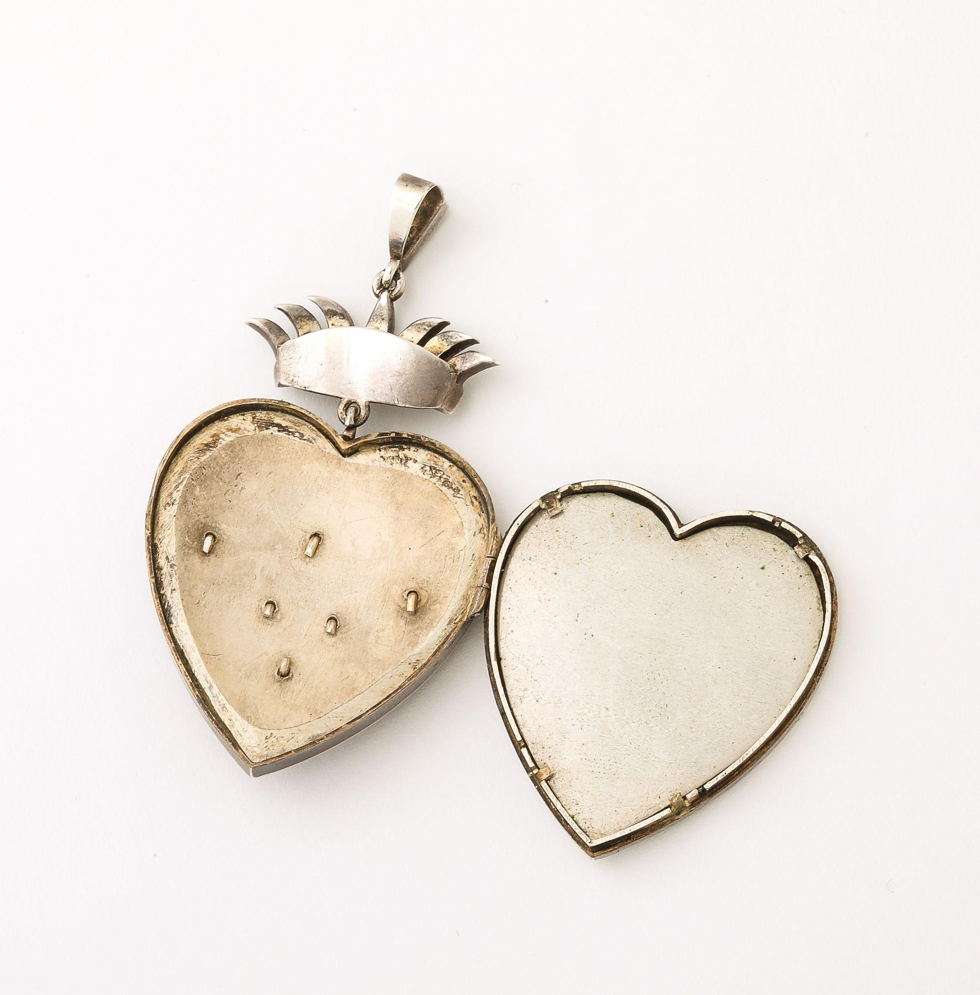 Medaglione a cuore con smalto e diamanti in vendita 2