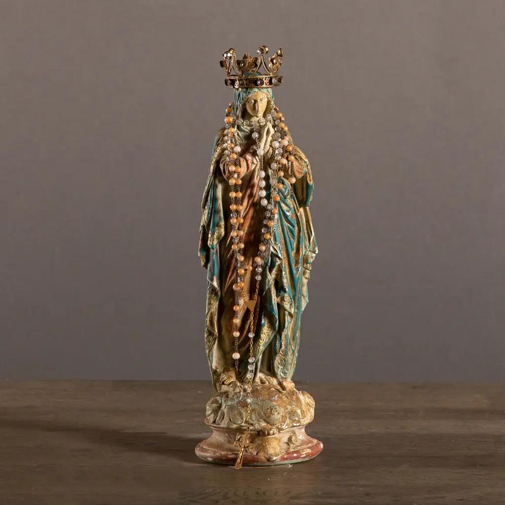 Questa statua raffigura la Vergine Maria incoronata, fedele ai modelli religiosi del XIX secolo popolari da Roma a Lourdes e Parigi. La rinomata Maison Raffl di Parigi sviluppò all'epoca tecniche di fusione che permisero a queste statue devozionali