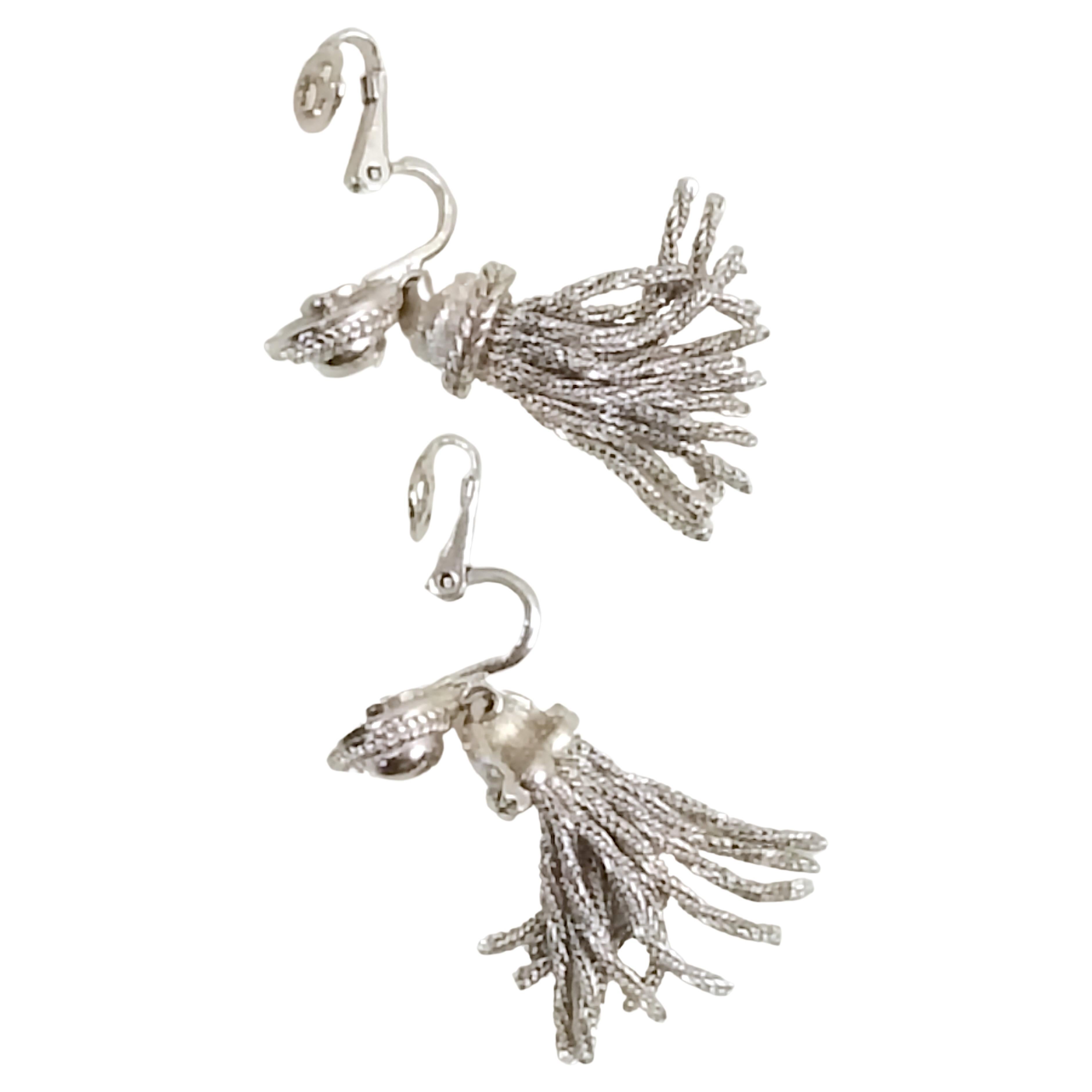 Trifari AlfredPhilippe 1948-1954 RhodiumPlated Tassel Chain FrenchClip Earrings In Excellent Condition For Sale In Chicago, IL