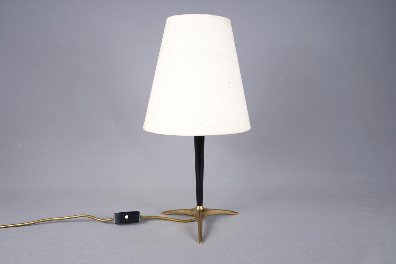 50s table lamp with black lacquered brass shaft and a crow's foot. 
Good condition.

 

Details

Creator: unknown
Period: circa 1950s
Color: Gold, black
Style: Mid-Century Modern
Place of Origin: Italy
Dimensions: Height: 18.50 in. (47