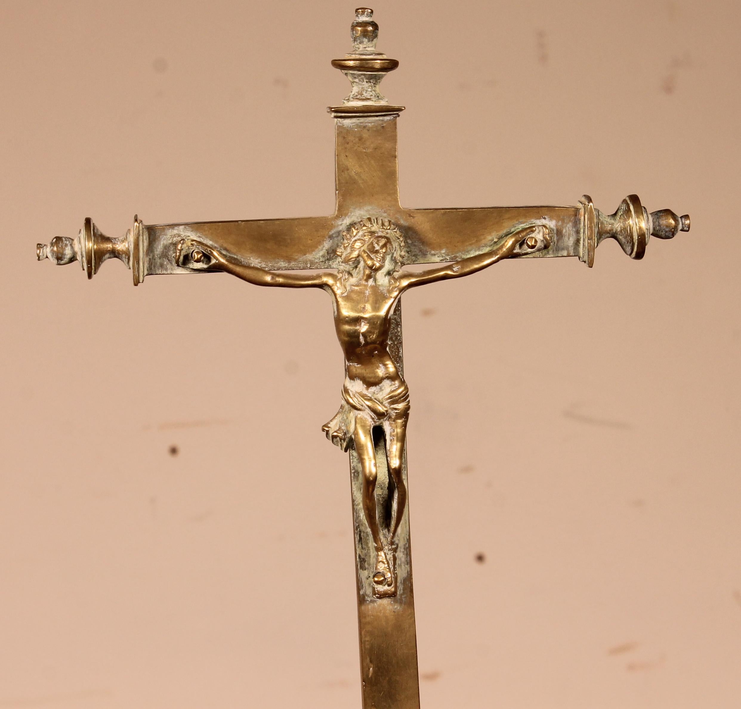 Elegant crucifix in bronze from the 17th century - Spain
Beautiful turning and good quality
Very nice patina and in superb condition.
 