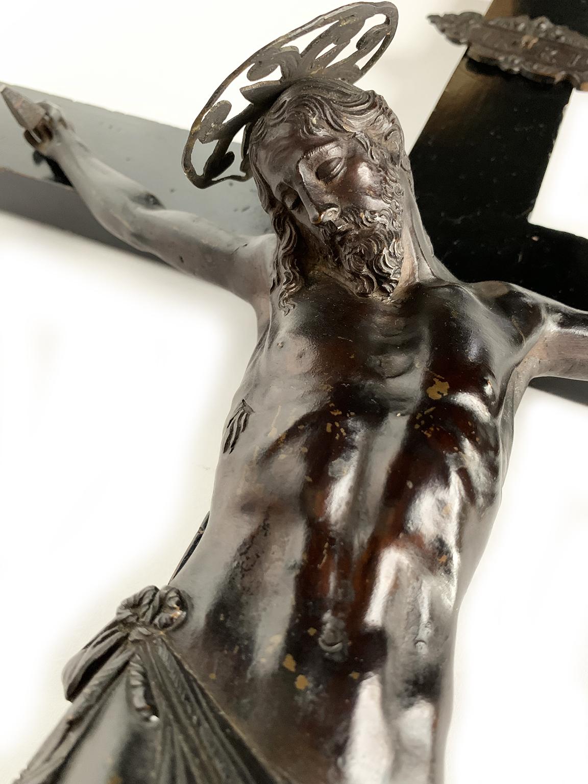 Crucifix, Bronze, iron, and wood, Lombardy, mid-17th century In condizioni buone in vendita a Milano, IT