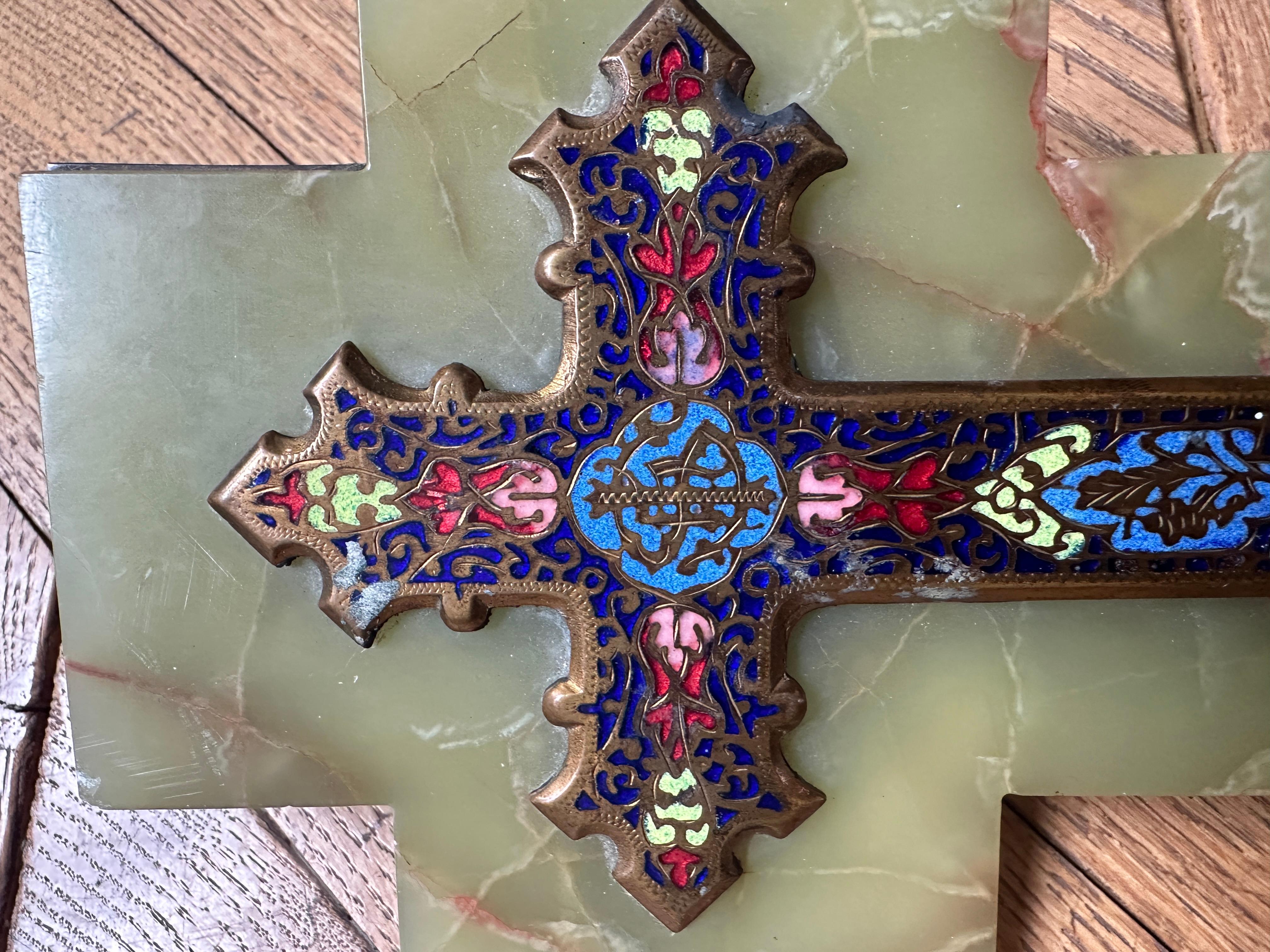 Européen Crucifix Croix  Émail cloisonné monté sur onyx Europe, 1920 en vente