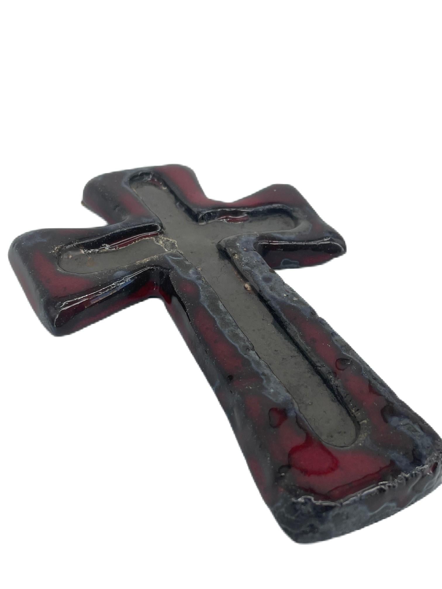 Crucifix vintage en lave de graisse rouge, noire et grise, suspension murale. Croix en céramique des années 1970. La religion. Artéfact religieux.

La poterie d'art ouest-allemande est essentiellement un terme décrivant la période 1949-1990 et est