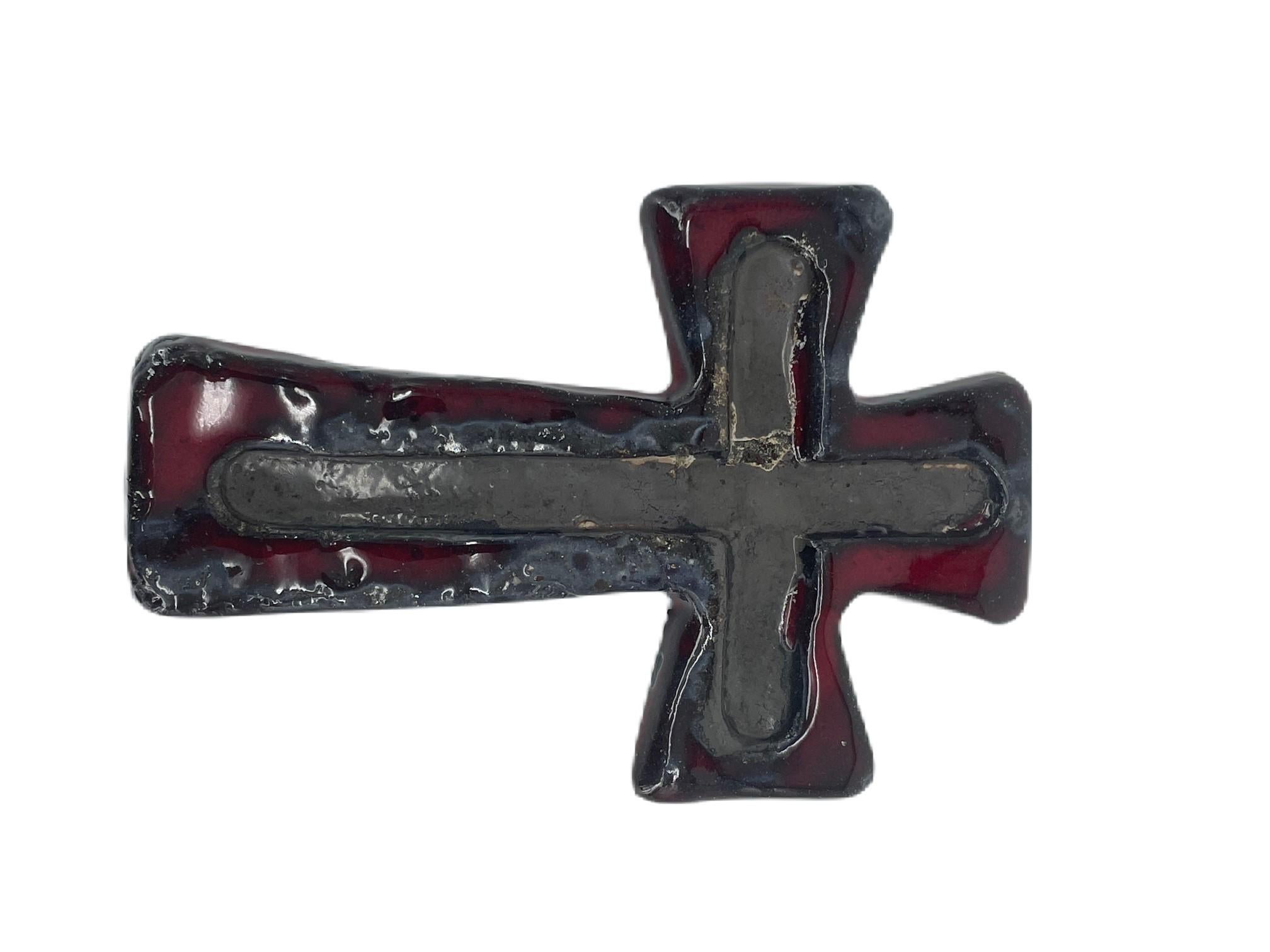 Ère spatiale Crucifix en rouge, noir et gris, suspension murale. Croix en céramique des années 1970 Fat Lava en vente