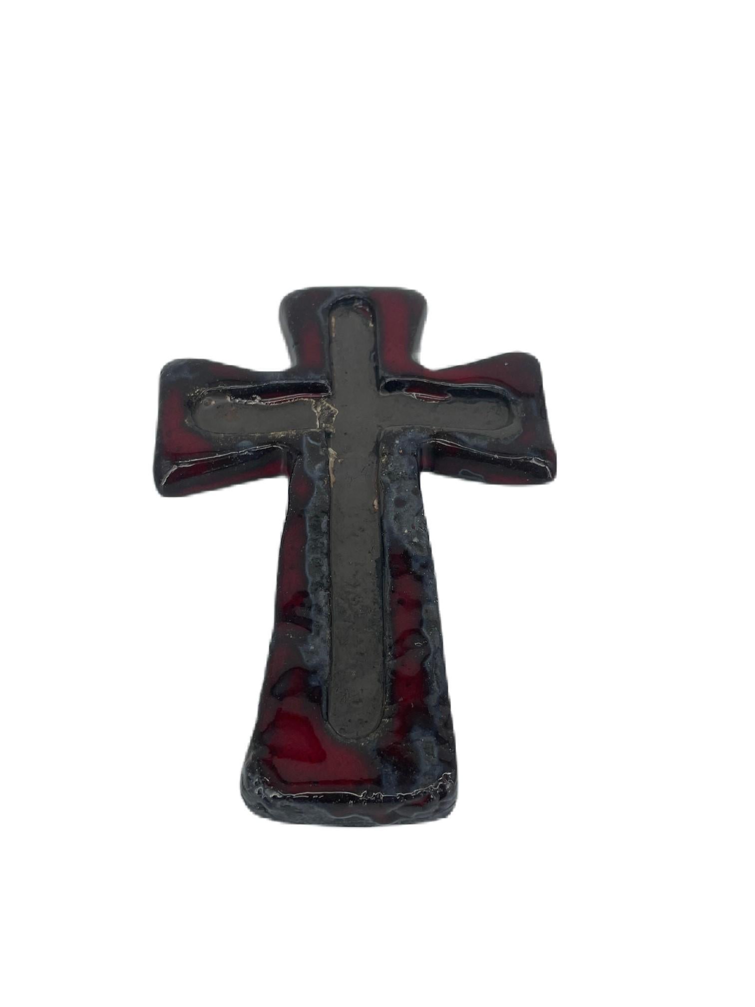 Allemand Crucifix en rouge, noir et gris, suspension murale. Croix en céramique des années 1970 Fat Lava en vente