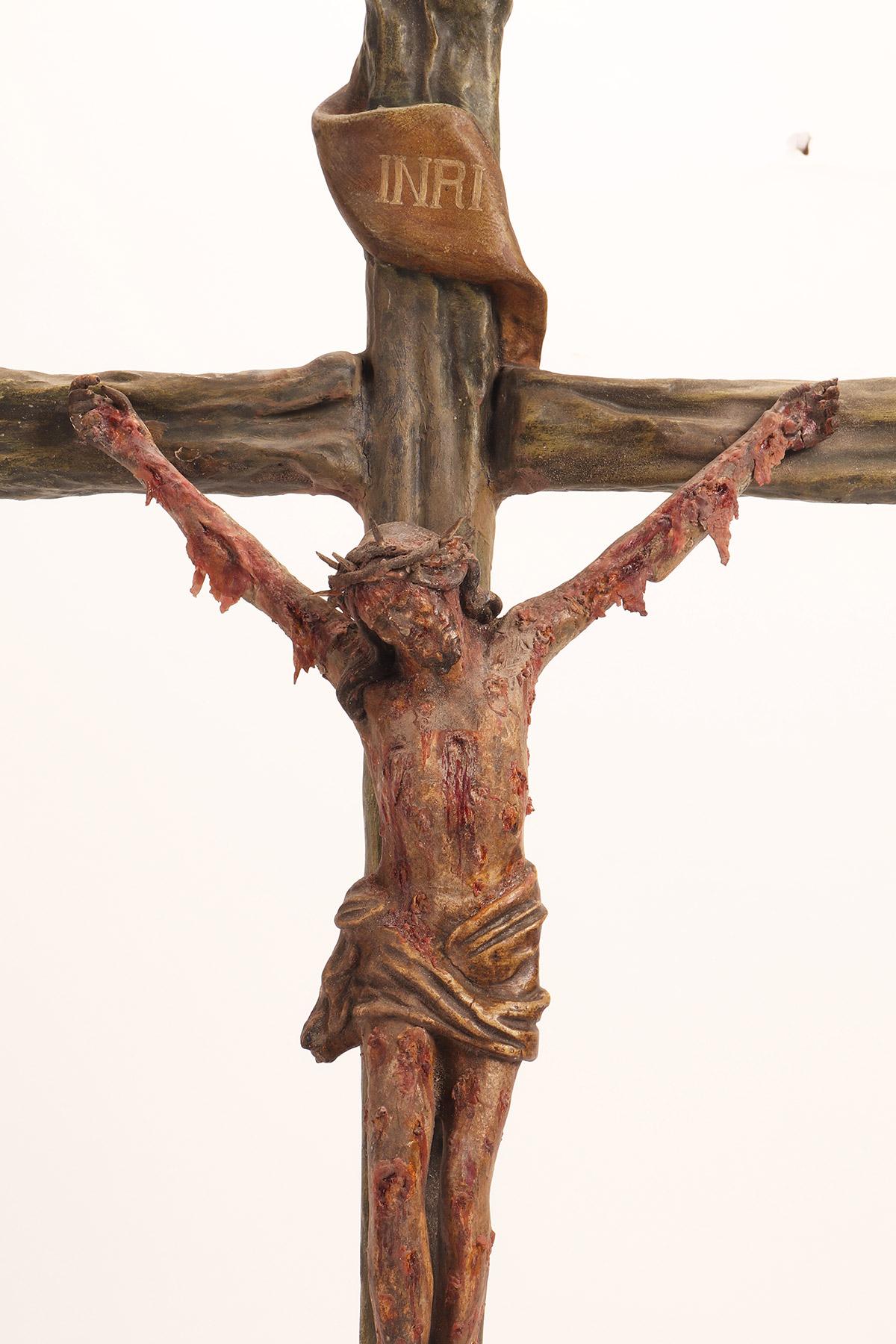 Crucifix on Calvary, called 'Pestis Christi' or Crucifiix Pestis 'Plague of Christ' or Plague Crucifix). The sculpture is composite, made with heterogeneous materials: wax, wood, papier-mâché. The octagonal base is slightly raised and supports the