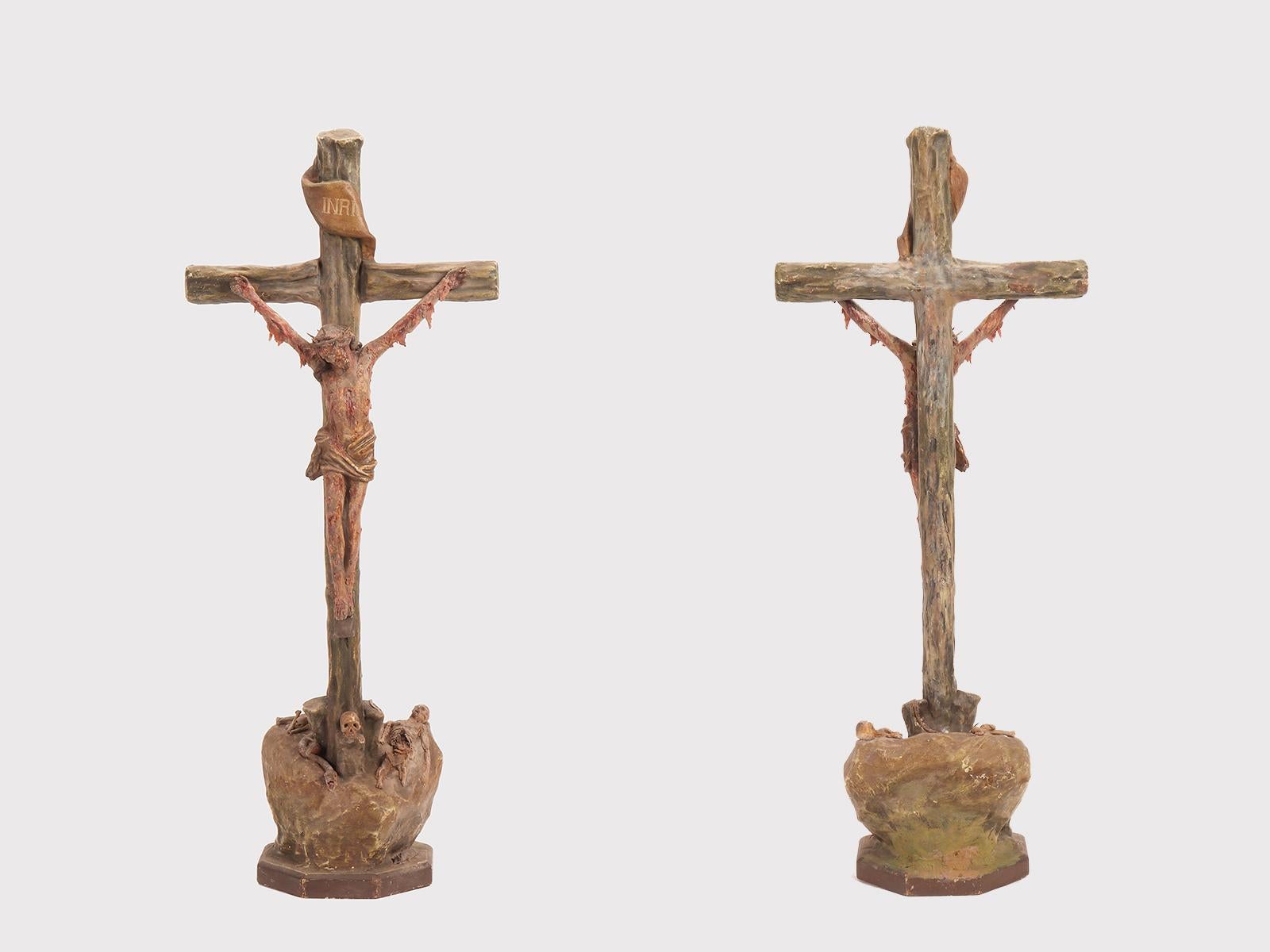 Crocifisso sul Calvario, chiamato 'Pestis Christi' o Crucifiix Pestis 'Peste di Cristo' o Crocifisso della Peste). La scultura è composita, realizzata con materiali eterogenei: cera, legno, cartapesta. La base ottagonale è leggermente rialzata e