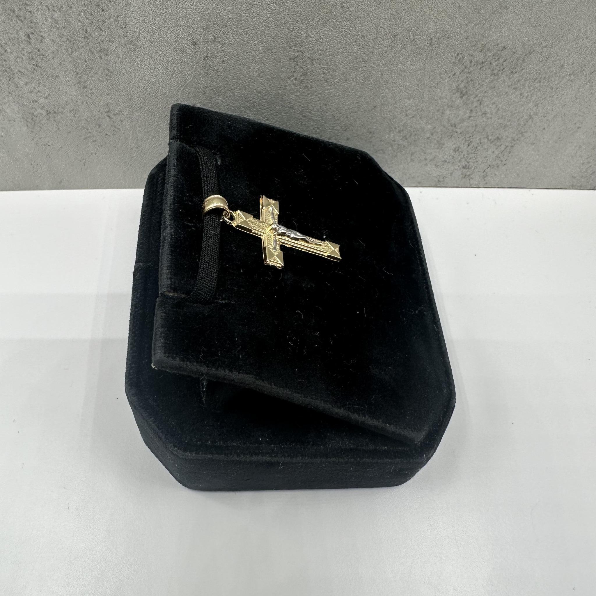 Colgante Crucifijo en Oro Bicolor de 14kt - 1.11g, Estado Nuevo en Nuevo estado para la venta en West Hempstead, NY