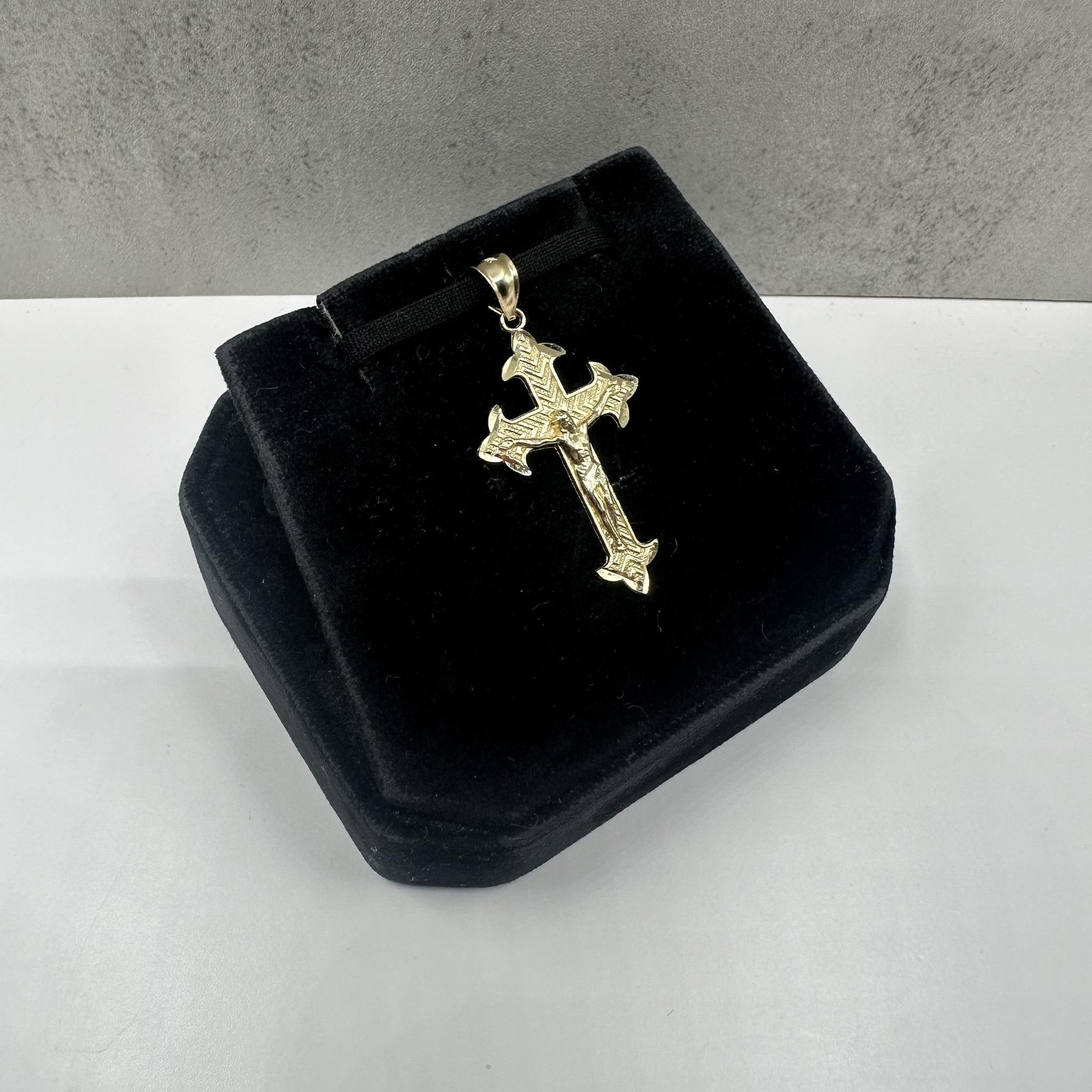 Ce pendentif crucifix finement travaillé en or jaune 14kt présente un design traditionnel et significatif avec des détails polis pour une finition radieuse. Son style classique en fait une expression intemporelle de la foi et de la dévotion. Avec un