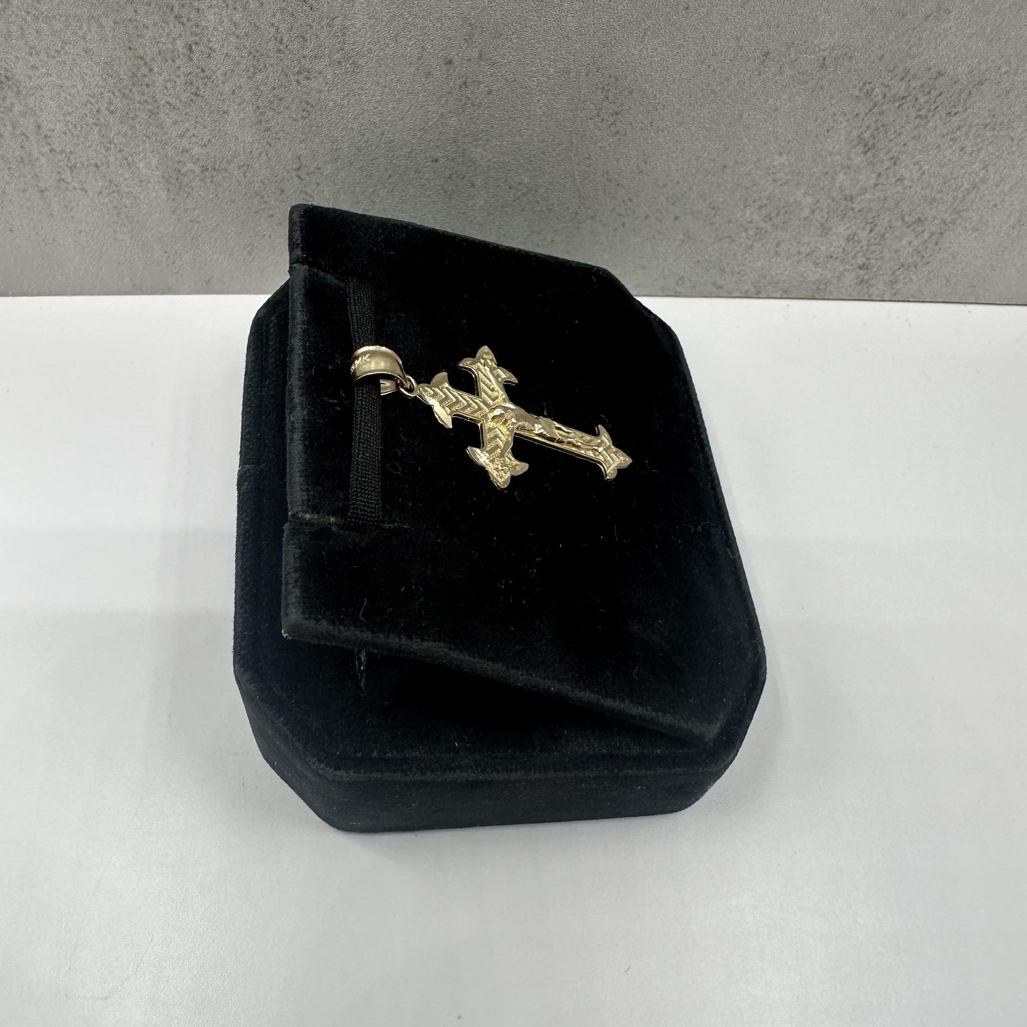 Pendentif Crucifix en or jaune 14kt - 1.3g, New Condition Neuf - En vente à West Hempstead, NY