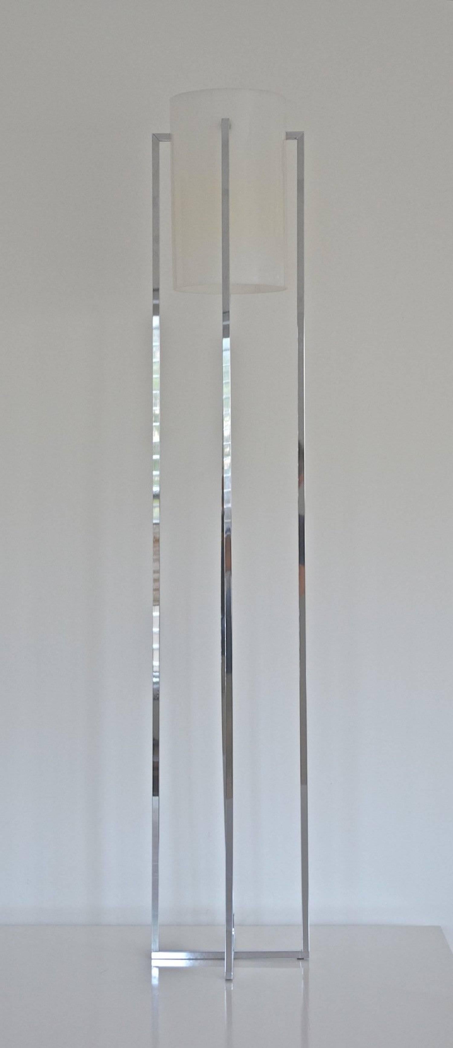 Architectural cruciform chrome floor lamp by Robert Sonneman, circa 1970s. This striking lamp is designed with a rectangular tube form frame and a round white acrylic / Lucite diffuser shade suspended at the top of the form.
 