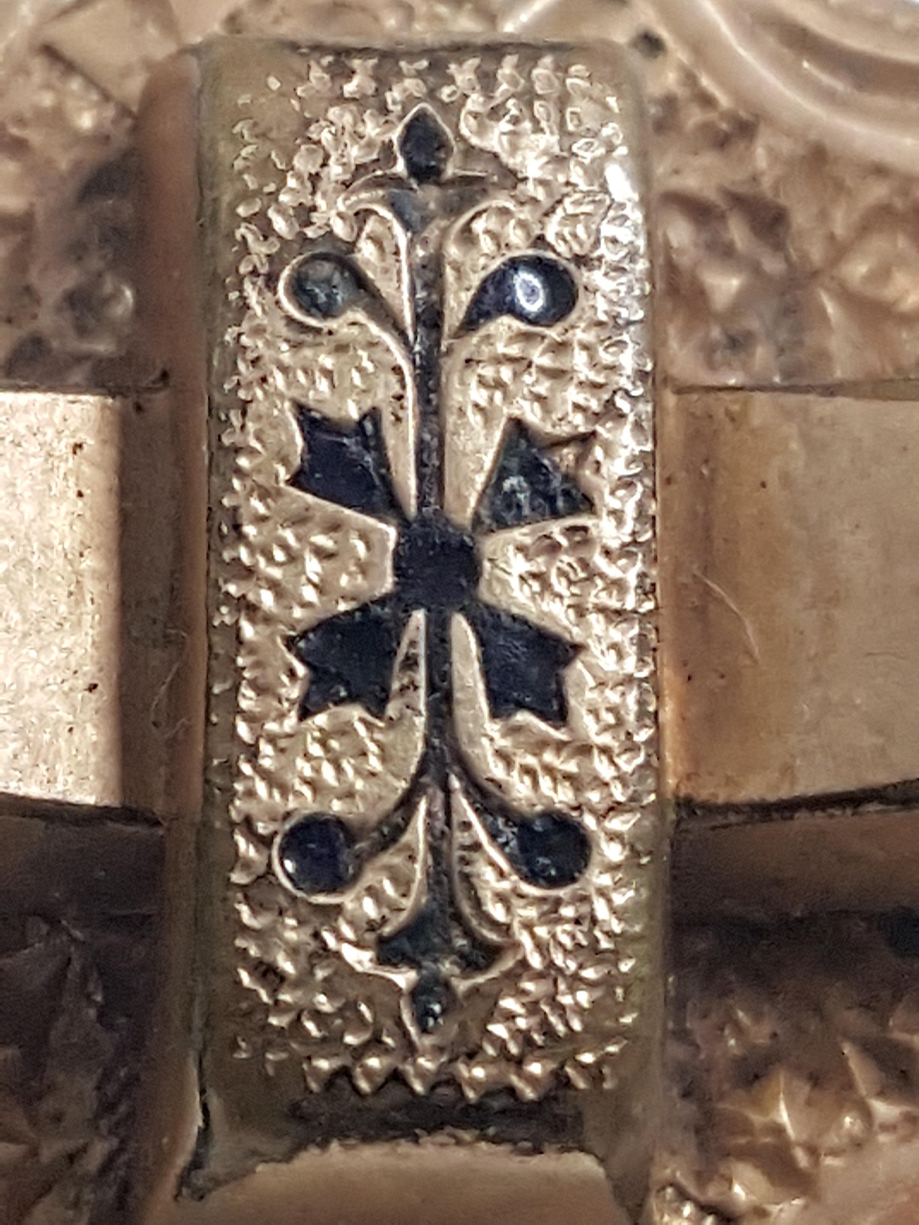 Cruciform Niello-Intarsien FleurDeLys Vergoldete KupferAlloy Wappenbrosche Anhänger (Renaissance) im Angebot