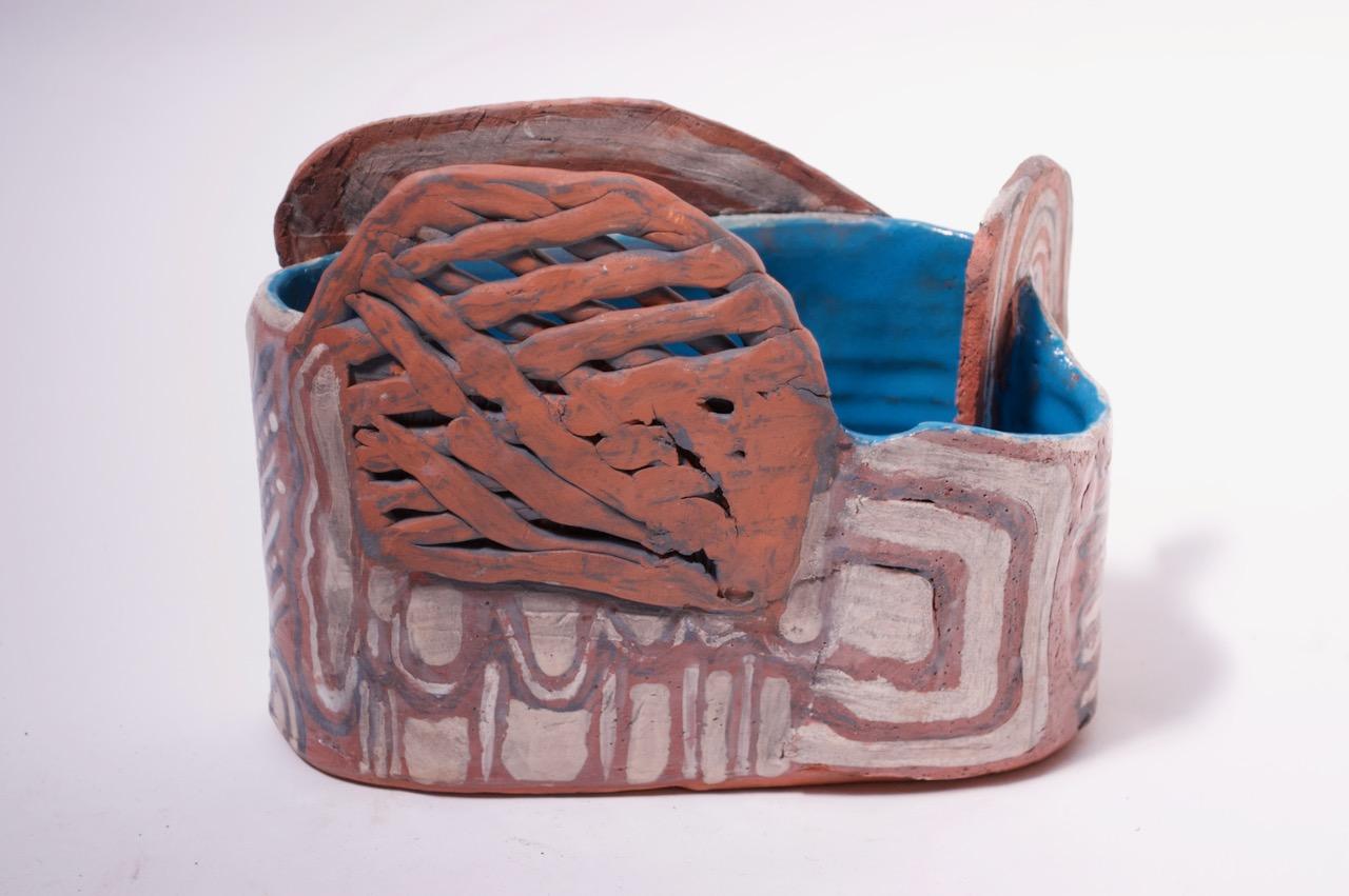 Terrakotta-Vase im primitiven / rohen Stil mit südwestlichen Motiven und aufgesetzten 