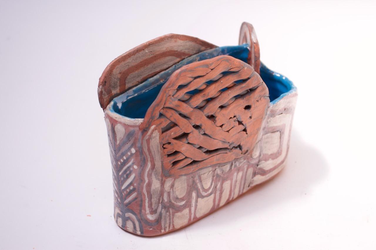 Crude Terrakotta Catch-All / Vase mit applizierten Details Signiert (Moderne der Mitte des Jahrhunderts) im Angebot
