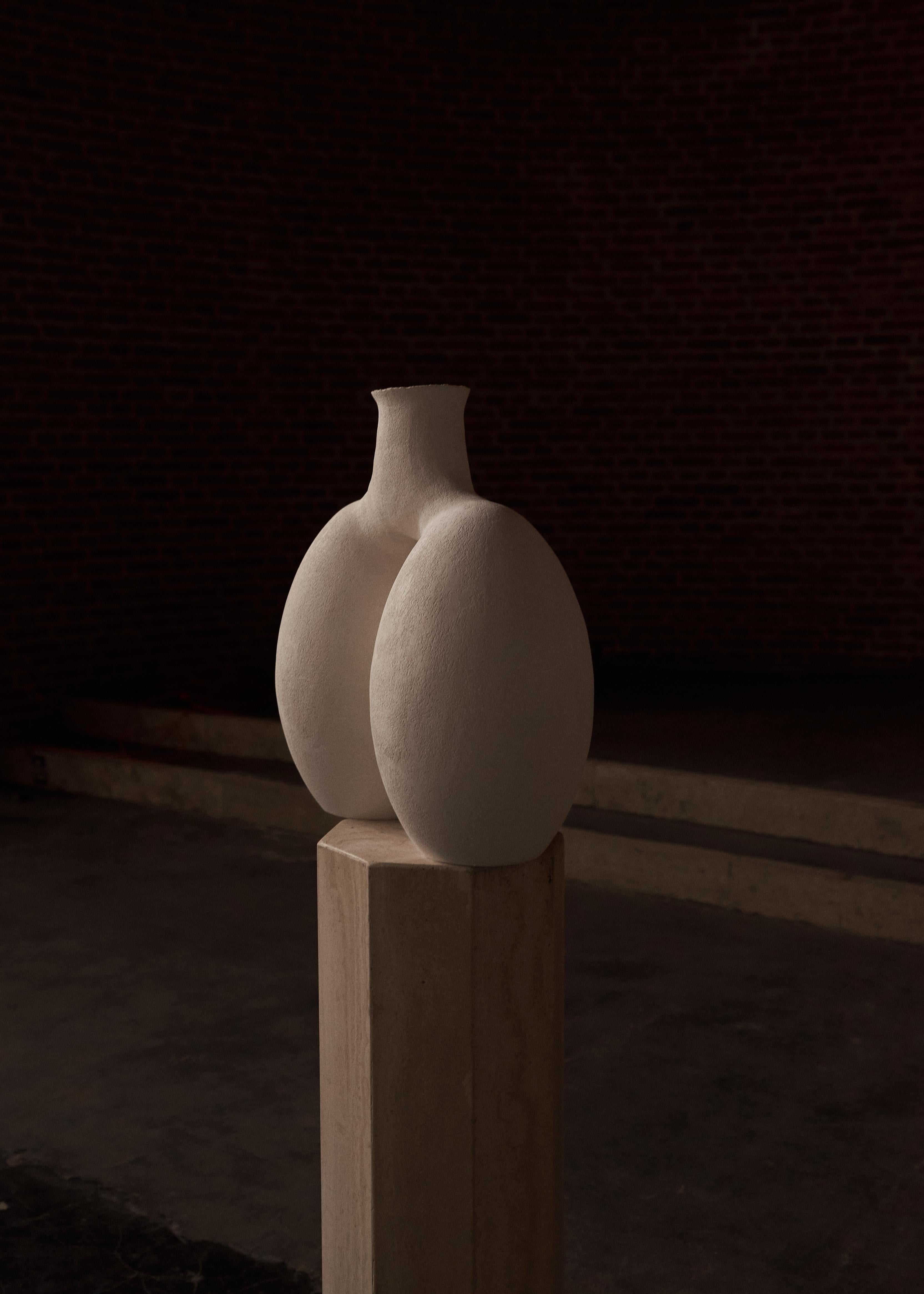 Crociera di Laura Pasquino
Edizione limitata di 8 esemplari
Dimensioni: D 25 x L 47 x H 49 cm
Materiale: Porcellana a pasta morbida, smalto.
 
Laura Pasquino
Incorporando riferimenti alle antiche ceramiche coreane e ai principi dell'estetica