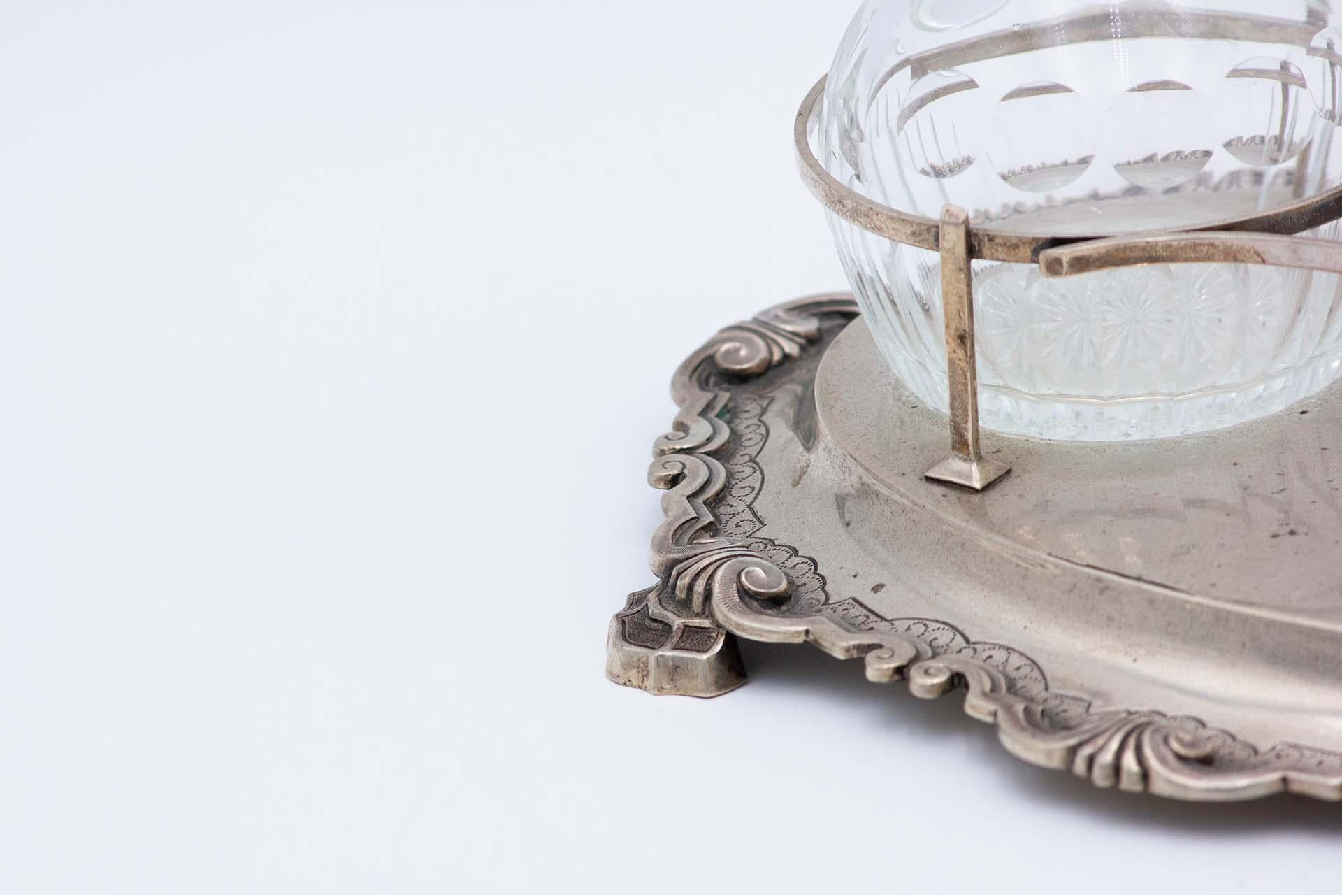 Cruet with embossed silver structure Europeo en venta