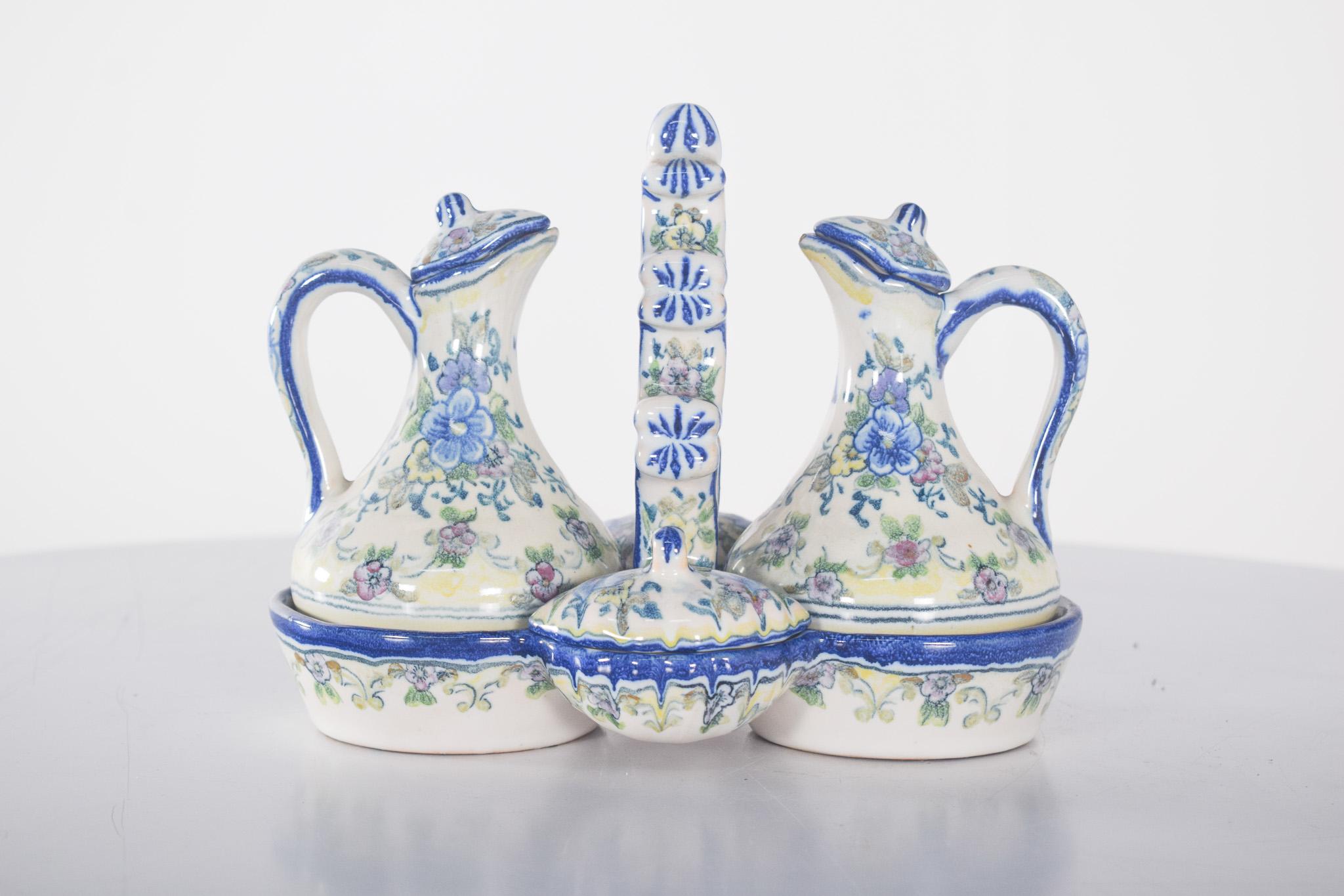 Kruke mit Olivenbaum, aus portugiesischer Fayence aus Alcobaça, PL Valado. Polychrome Dekoration mit zarten floralen Motiven in Blau-, Grün- und Gelbtönen.
Bestehend aus zwei Flaschen für Olivenöl und Essig, zwei kleinen Behältern mit Deckeln, einer