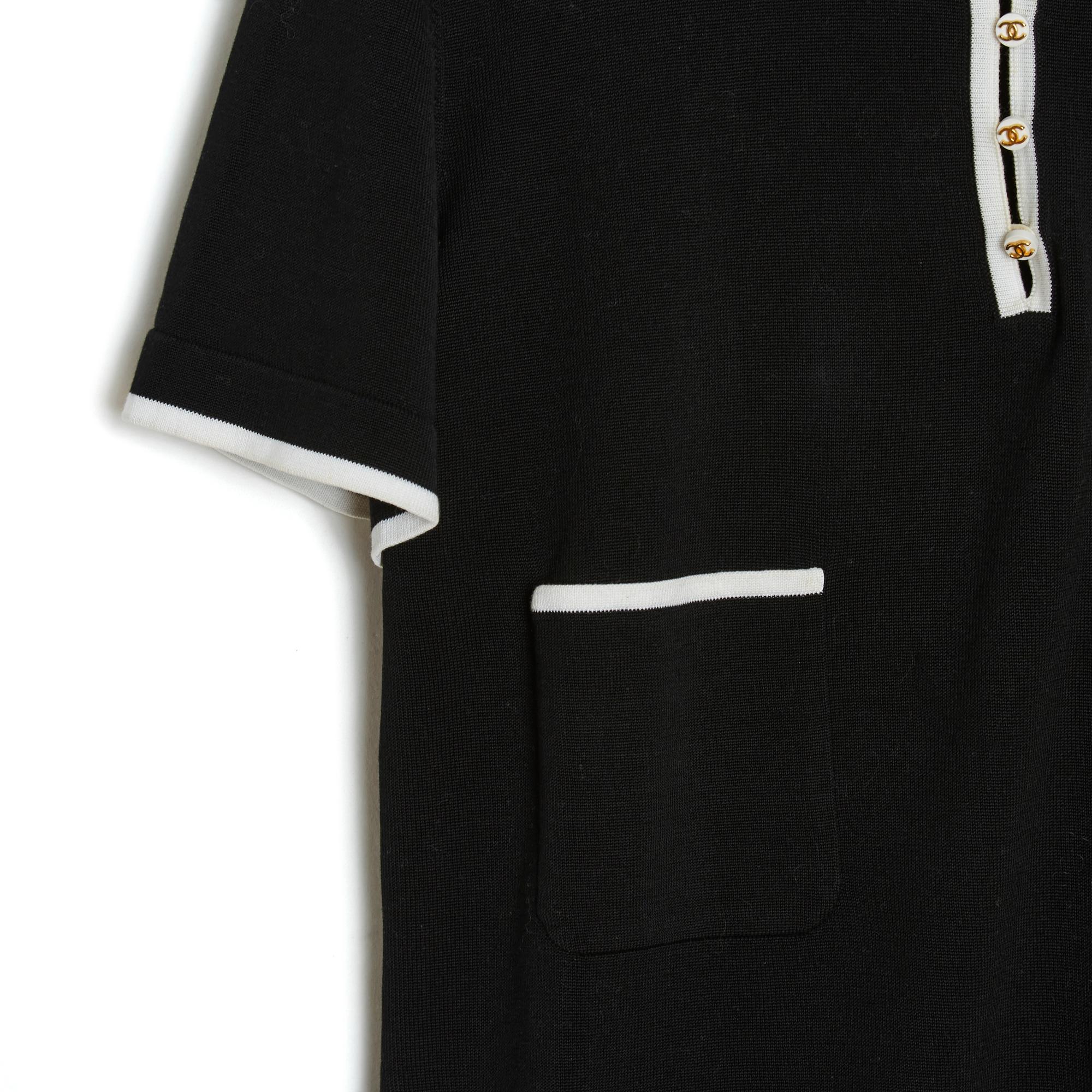 Chanel polo top in black cotton knit, contrasting edge on the lower pockets, sleeves, bottom and collar, closed with 5 ecru buttons with CC logo in gold metal, unlined. Please note, size indicated 46, but the measurements indicate a 38 FR, slightly