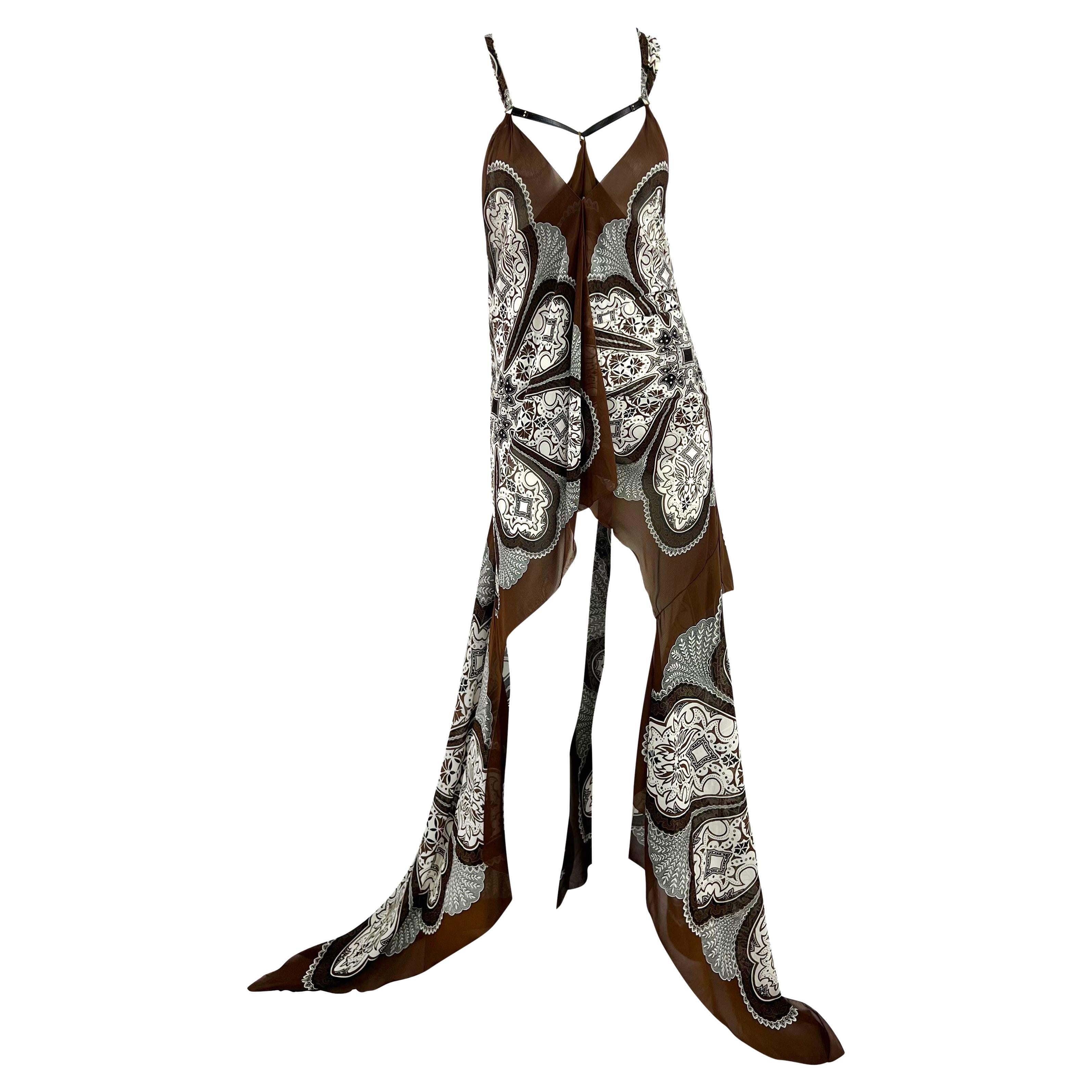 Tom Ford entwarf für seine Cruise 2004 Kollektion bei Gucci dieses wunderschöne braune Paisley-High-Low-Kleid. Dieses seltene Kleid aus großen quadratischen Seidenschals schmiegt sich an den Körper und macht jede Bewegung mit. Das Kleid hat einen