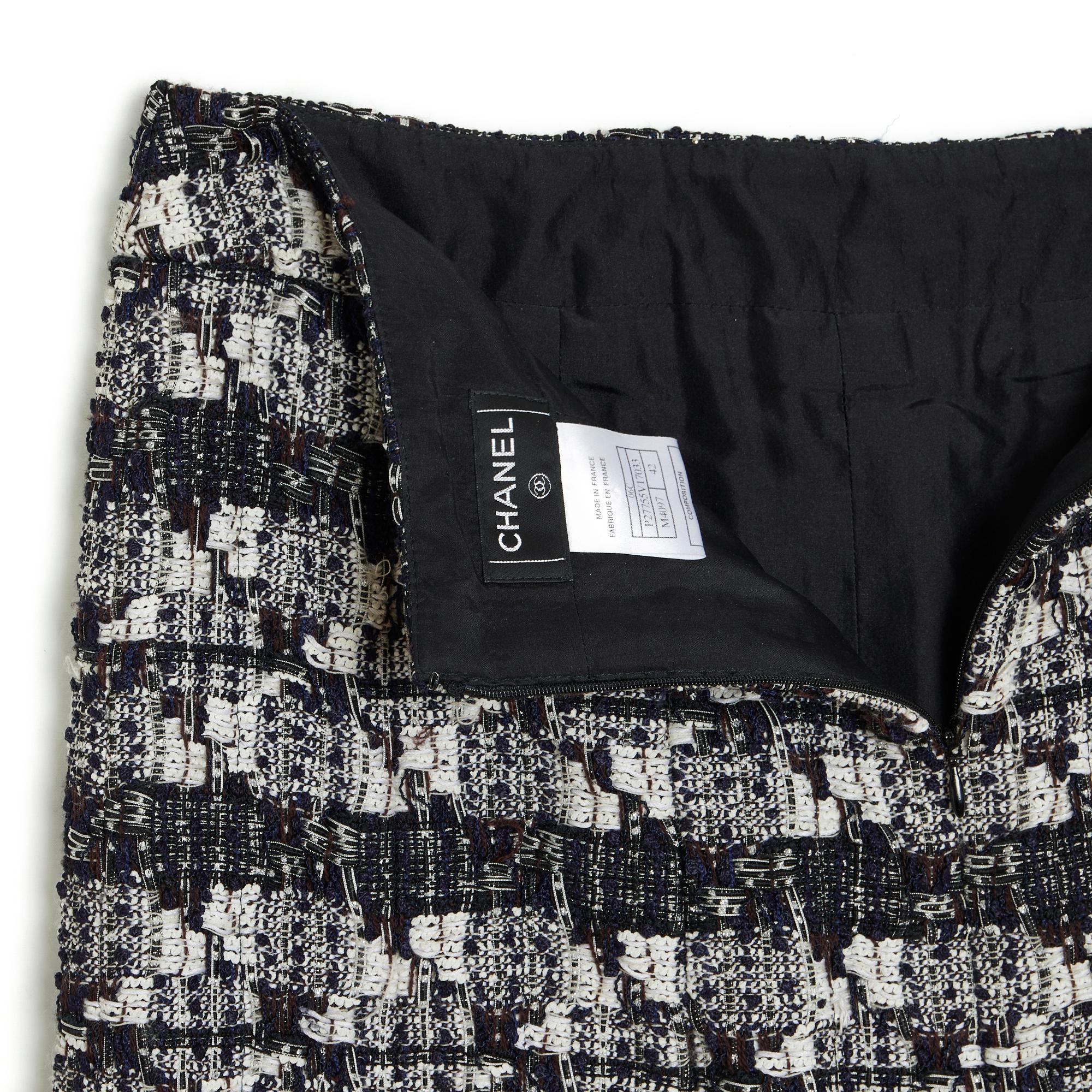 Women's or Men's Cruise 2006 at Grand Central Chanel Ecru Black Tweed Skirt FR42 For Sale